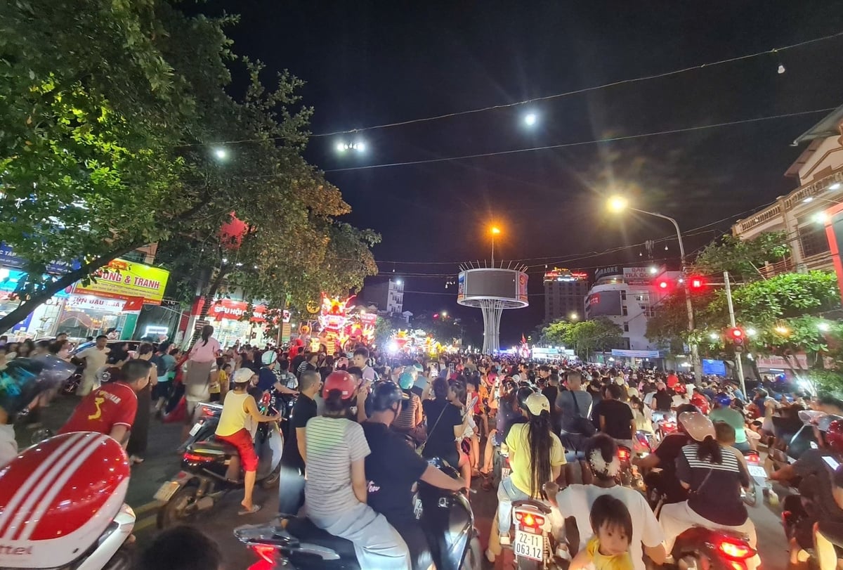 Lung linh sắc màu các mô hình đèn trung thu ở Tuyên Quang- Ảnh 8. Lung linh sắc màu các mô hình đèn trung thu ở Tuyên Quang- Ảnh 8.