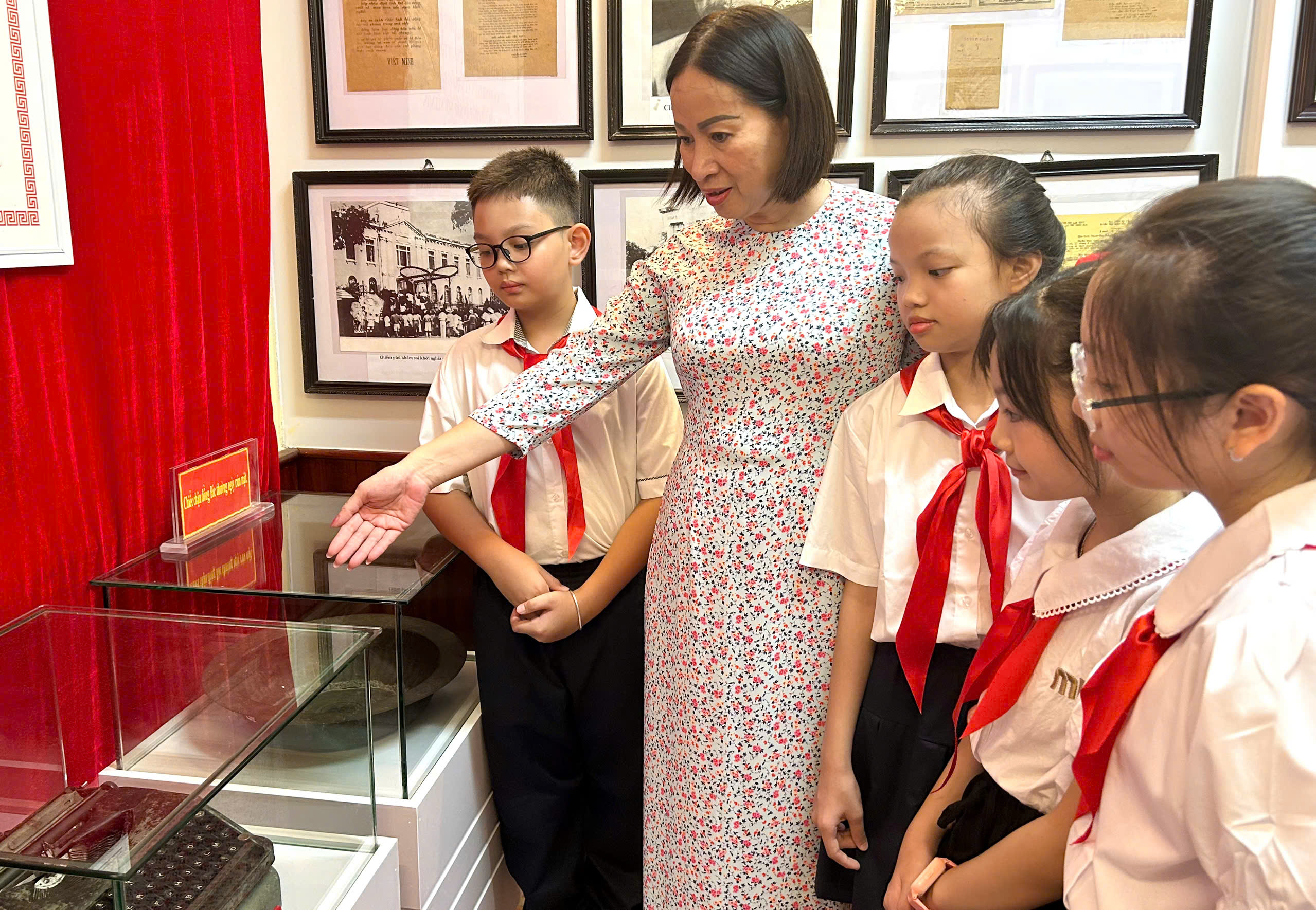 Nhiều "địa chỉ đỏ" tại Hà Nội thu hút khách tham quan dịp Quốc khánh- Ảnh 4. Nhiều "địa chỉ đỏ" tại Hà Nội thu hút khách tham quan dịp Quốc khánh- Ảnh 4.