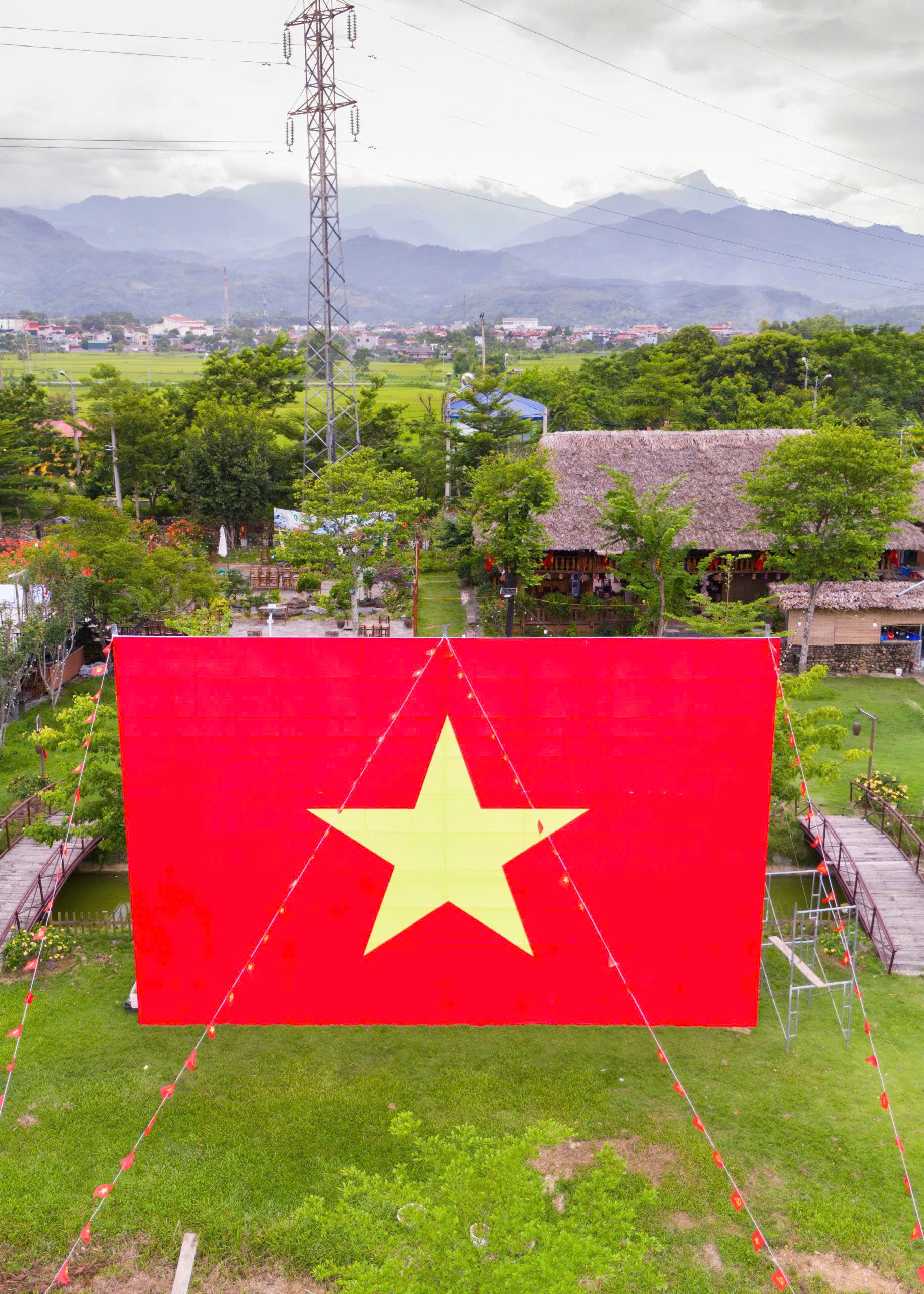 Người dân Lào Cai nô nức trang hoàng từ phố thị đến vùng núi đón Tết Độc lập- Ảnh 8. Người dân Lào Cai nô nức trang hoàng từ phố thị đến vùng núi đón Tết Độc lập- Ảnh 8.