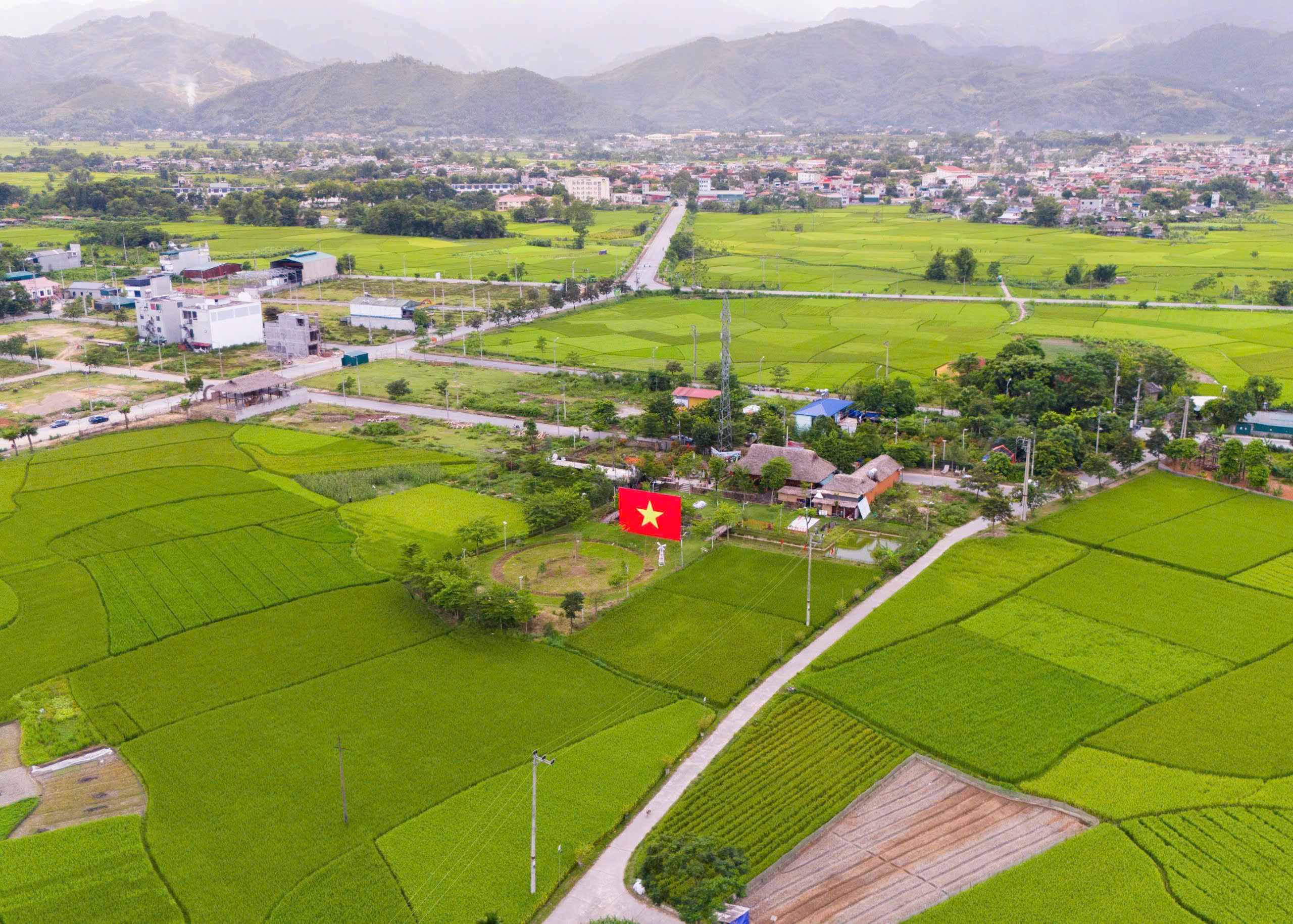 Người dân Lào Cai nô nức trang hoàng từ phố thị đến vùng núi đón Tết Độc lập- Ảnh 9. Người dân Lào Cai nô nức trang hoàng từ phố thị đến vùng núi đón Tết Độc lập- Ảnh 9.