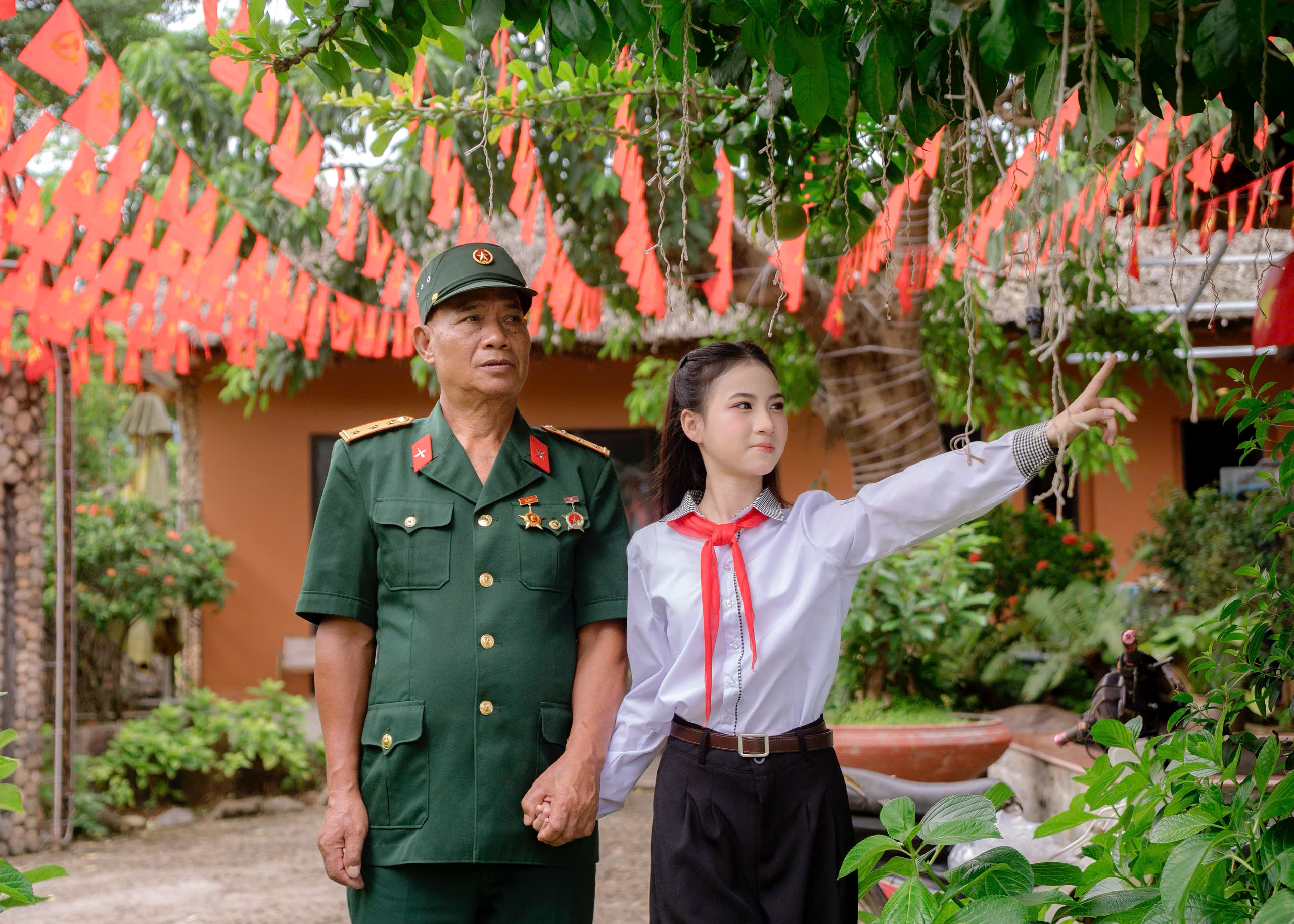 Người dân Lào Cai nô nức trang hoàng từ phố thị đến vùng núi đón Tết Độc lập- Ảnh 13. Người dân Lào Cai nô nức trang hoàng từ phố thị đến vùng núi đón Tết Độc lập- Ảnh 13.