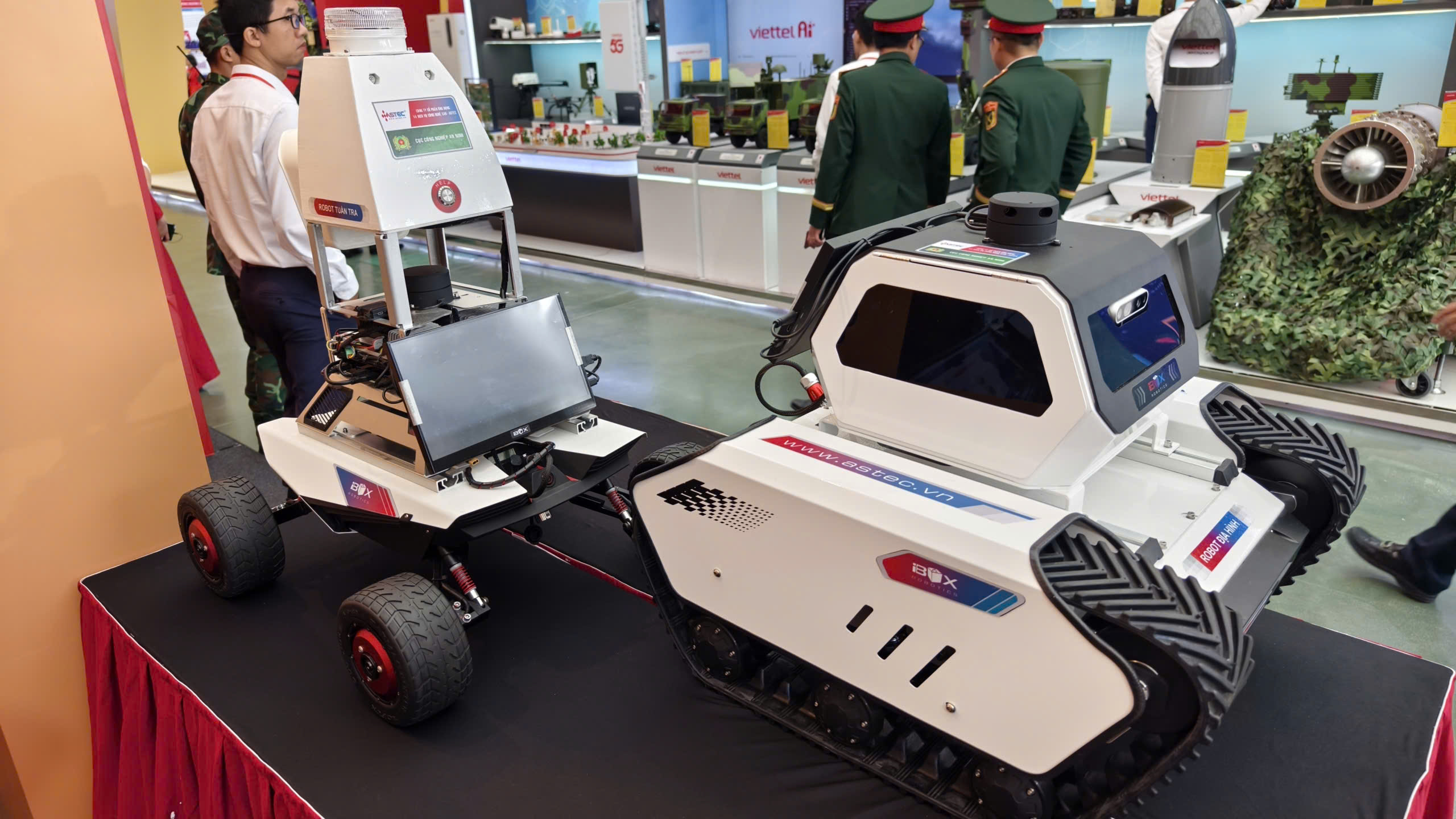 Cận cảnh robot "trinh sát" dò mìn, súng khép góc, khí tài đặc biệt của lực lượng công an- Ảnh 4. Cận cảnh robot "trinh sát" dò mìn, súng khép góc, khí tài đặc biệt của lực lượng công an- Ảnh 4.