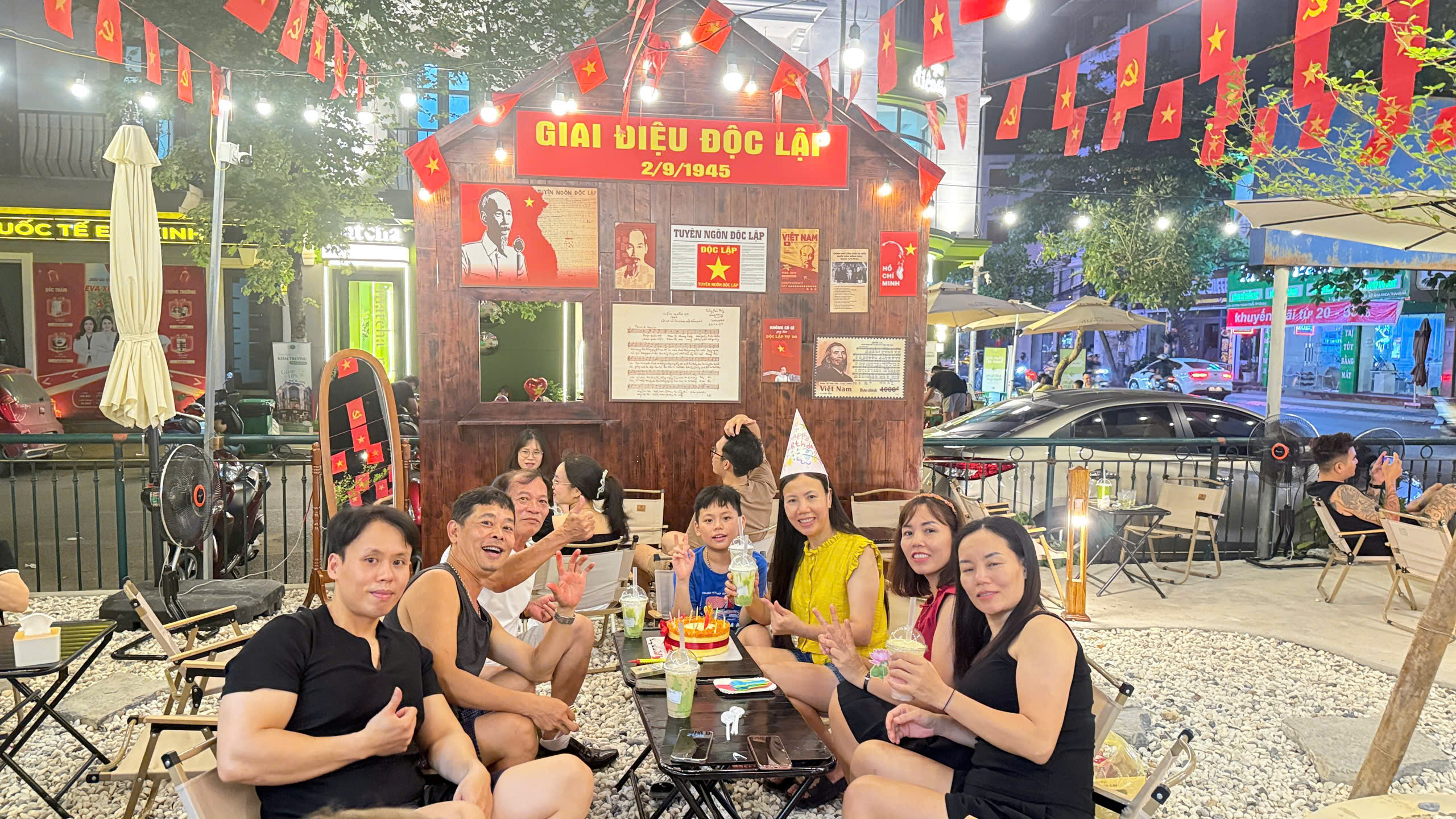 Người dân Lào Cai nô nức trang hoàng từ phố thị đến vùng núi đón Tết Độc lập- Ảnh 1. Người dân Lào Cai nô nức trang hoàng từ phố thị đến vùng núi đón Tết Độc lập- Ảnh 1.
