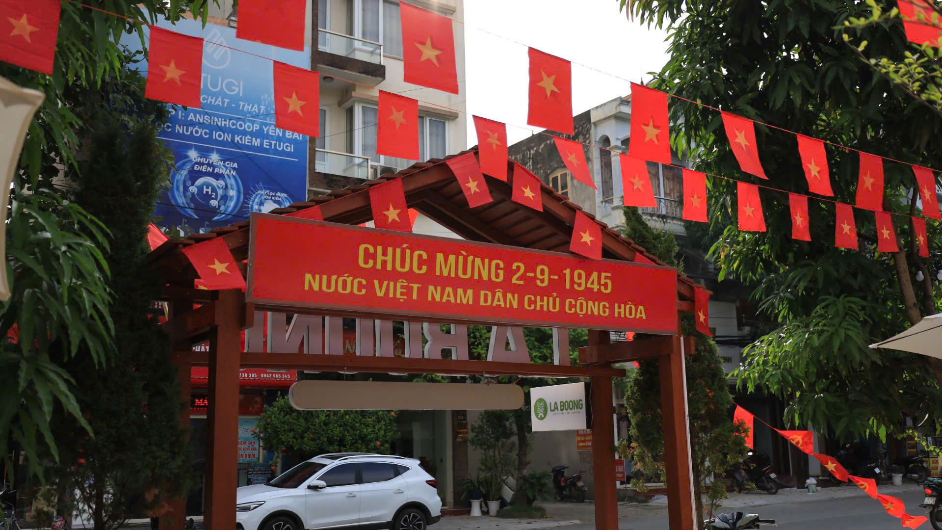 Người dân Lào Cai nô nức trang hoàng từ phố thị đến vùng núi đón Tết Độc lập- Ảnh 2. Người dân Lào Cai nô nức trang hoàng từ phố thị đến vùng núi đón Tết Độc lập- Ảnh 2.