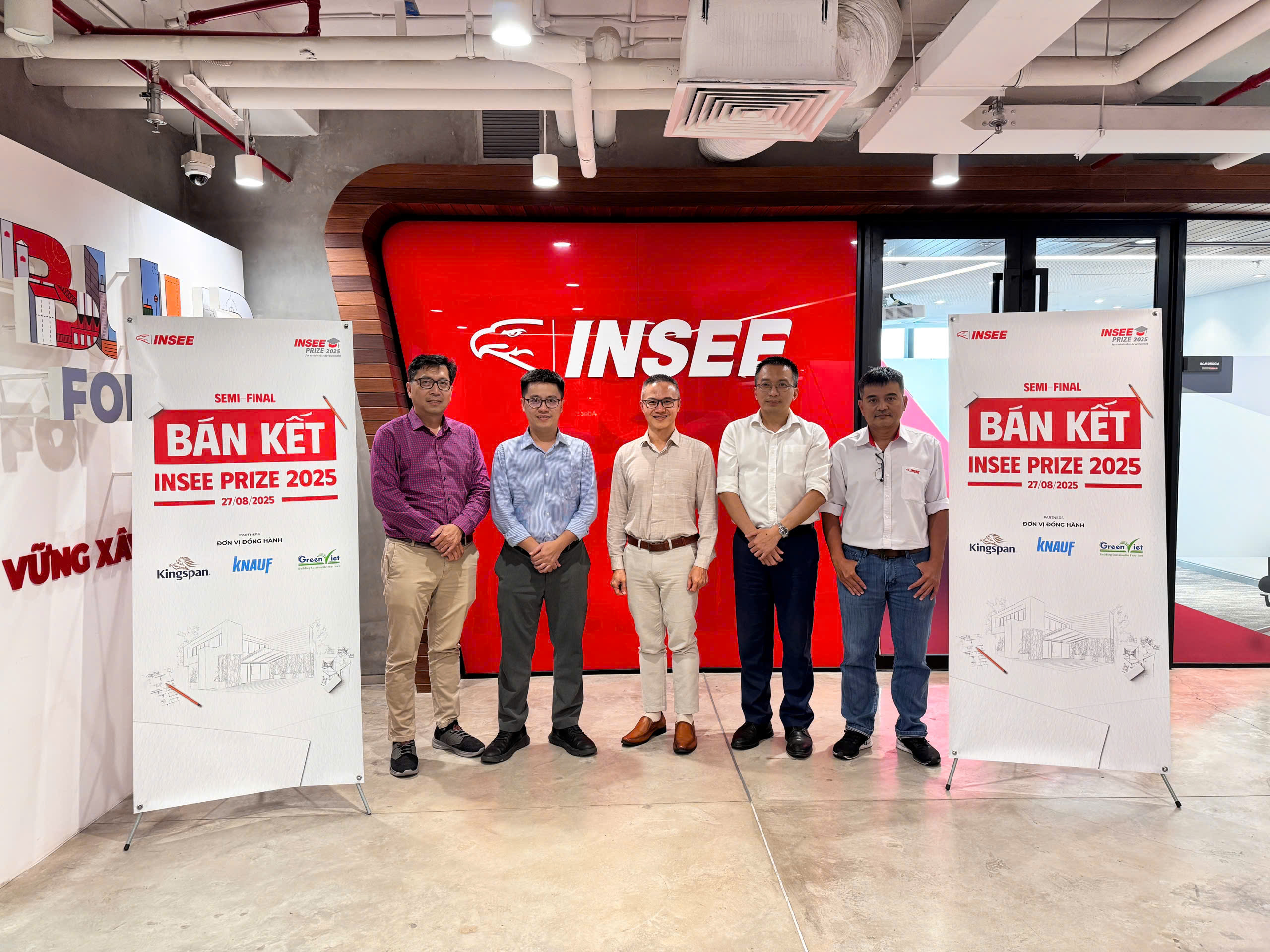Hội đồng Ban giám khảo vòng bán kết INSEE Prize 2025 là những chuyên gia đầu ngành trong lĩnh vực Xây dựng và Kiến trúc. Hội đồng Ban giám khảo vòng bán kết INSEE Prize 2025 là những chuyên gia đầu ngành trong lĩnh vực Xây dựng và Kiến trúc.