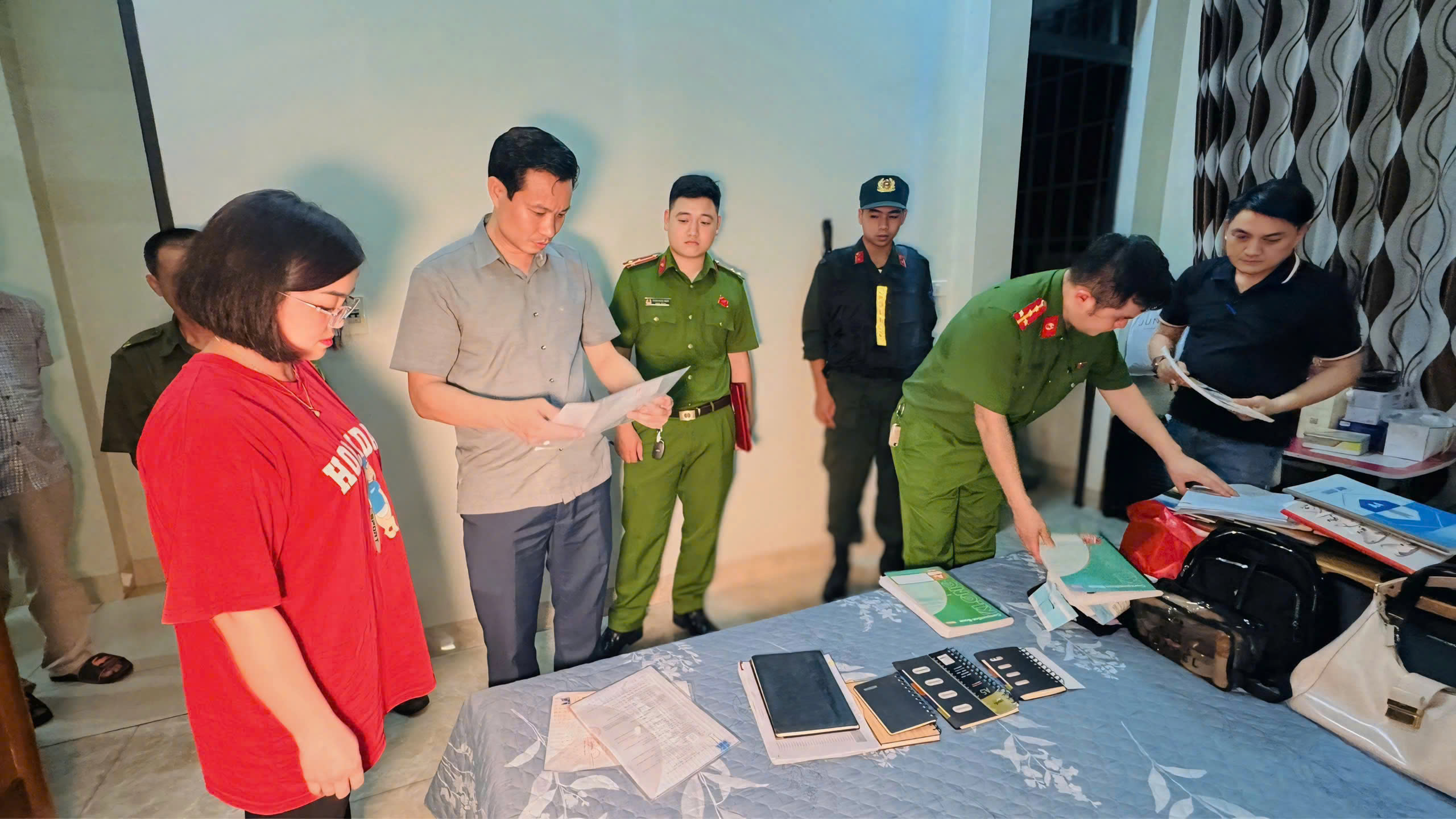 Lào Cai: Khen thưởng tập thể công an triệt phá đường dây lừa tiền ảo trên 400 tỷ đồng- Ảnh 1. Lào Cai: Khen thưởng tập thể công an triệt phá đường dây lừa tiền ảo trên 400 tỷ đồng- Ảnh 1.