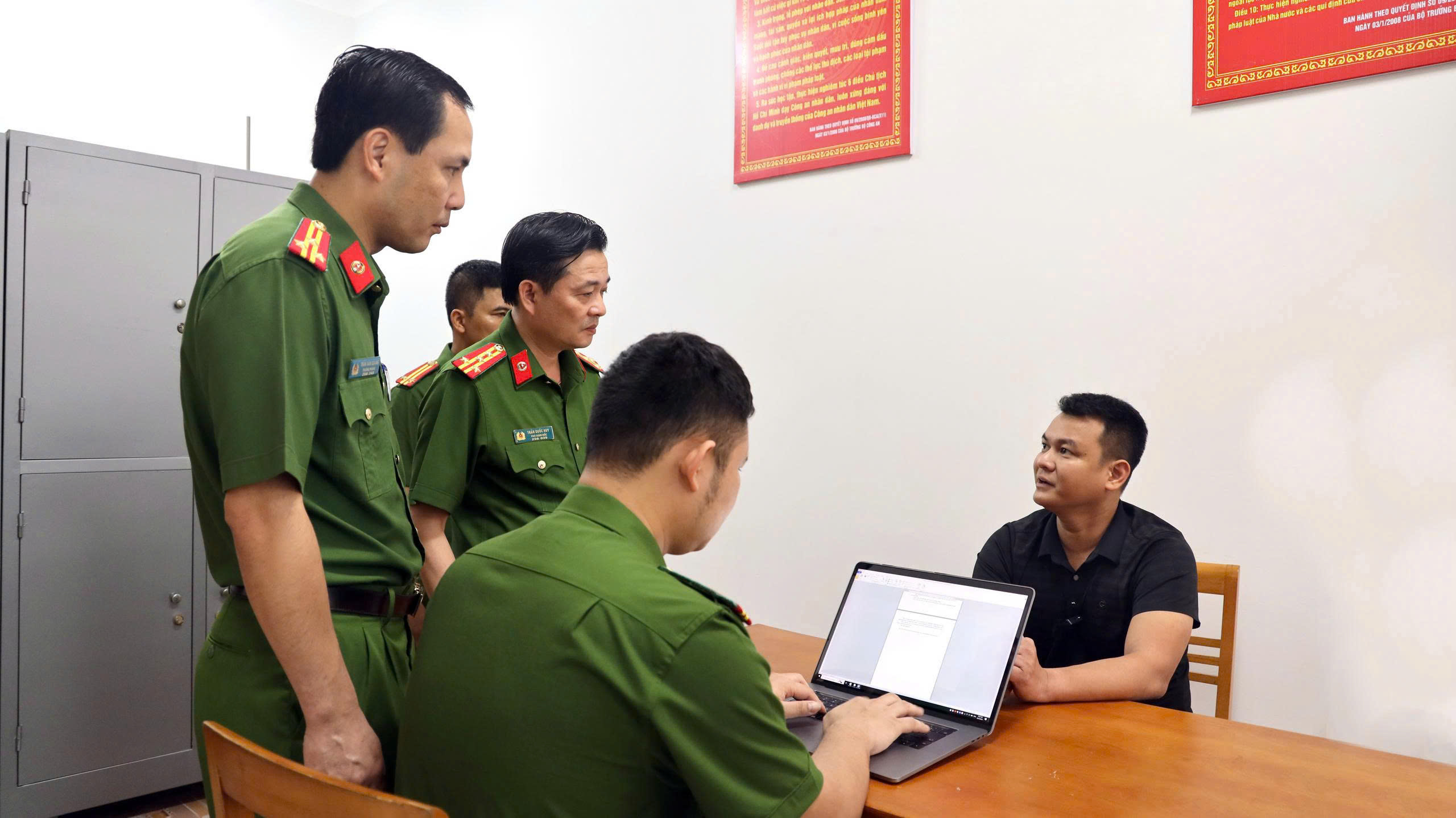 Lào Cai: Khen thưởng tập thể công an triệt phá đường dây lừa tiền ảo trên 400 tỷ đồng- Ảnh 2. Lào Cai: Khen thưởng tập thể công an triệt phá đường dây lừa tiền ảo trên 400 tỷ đồng- Ảnh 2.