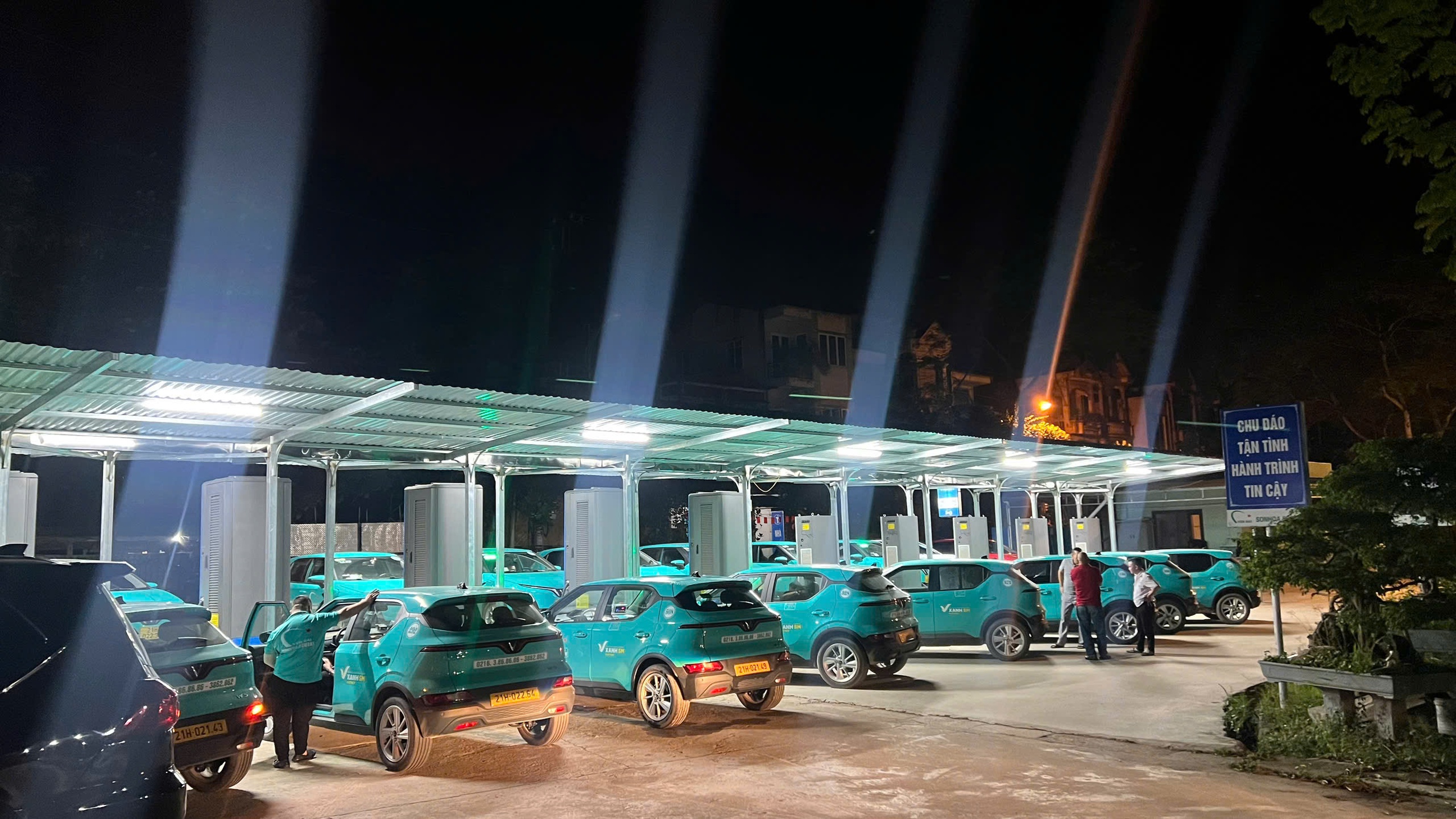 Từ xe xăng đến xe xanh, doanh nghiệp vận tải ở Lào Cai bứt phá vì môi trường- Ảnh 1. Từ xe xăng đến xe xanh, doanh nghiệp vận tải ở Lào Cai bứt phá vì môi trường- Ảnh 1.