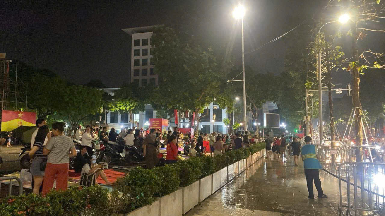 Đội mưa, thức xuyên đêm giữ chỗ xem tổng duyệt diễu binh, diễu hành trước 30 tiếng- Ảnh 1.