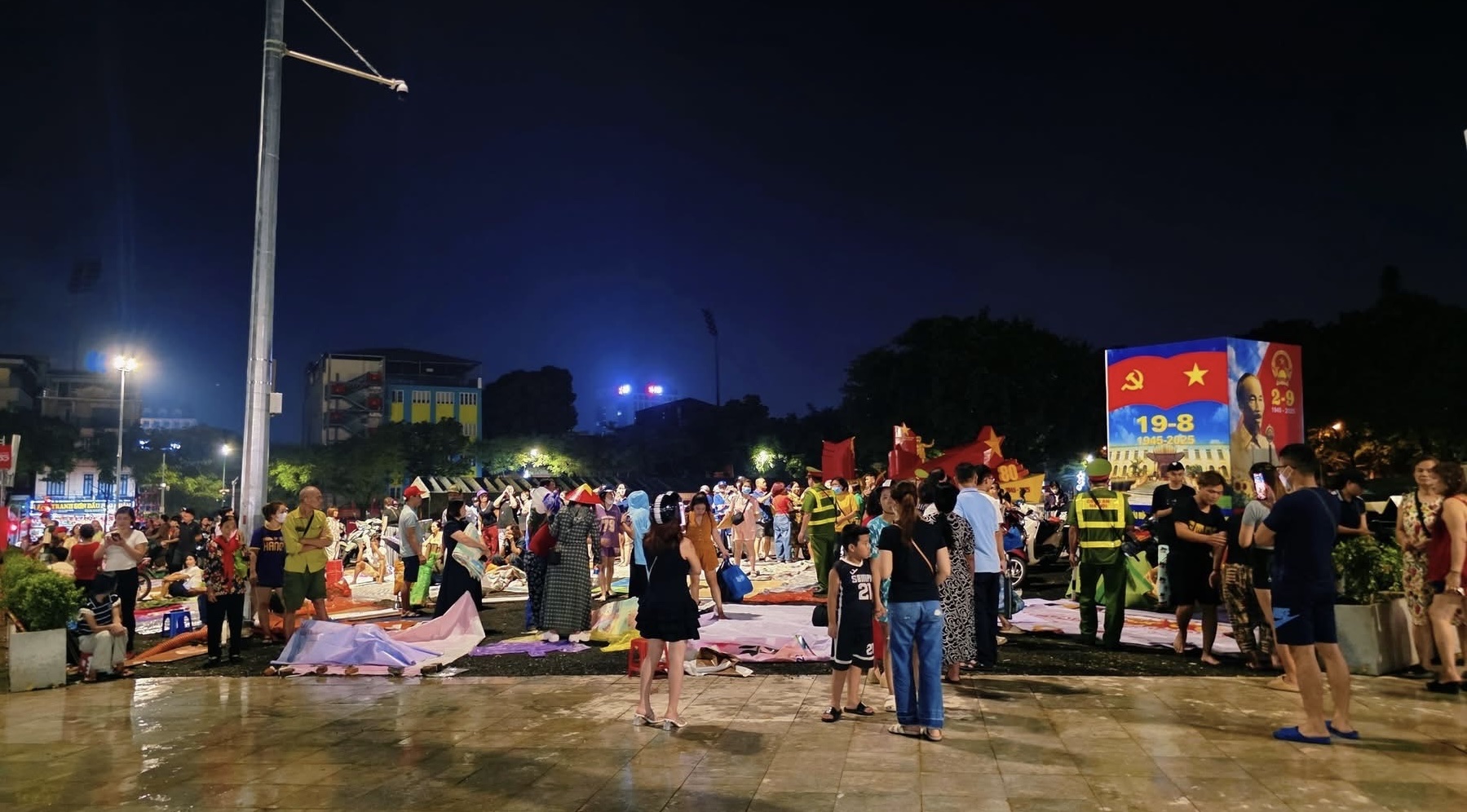 Đội mưa, thức xuyên đêm giữ chỗ xem tổng duyệt diễu binh, diễu hành trước 30 tiếng- Ảnh 5.