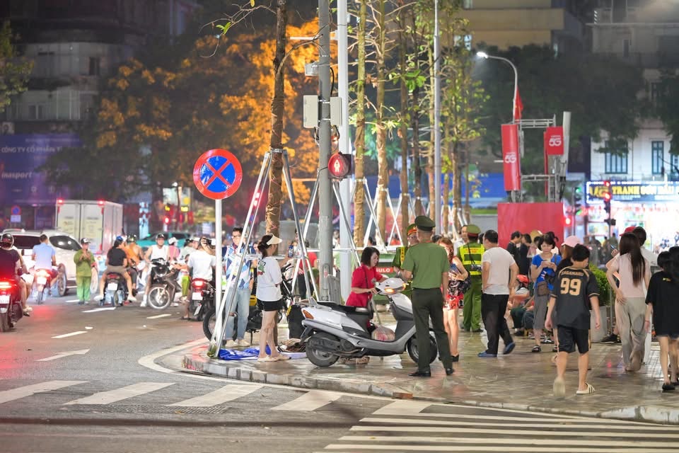 Đội mưa, thức xuyên đêm giữ chỗ xem tổng duyệt diễu binh, diễu hành trước 30 tiếng- Ảnh 10.