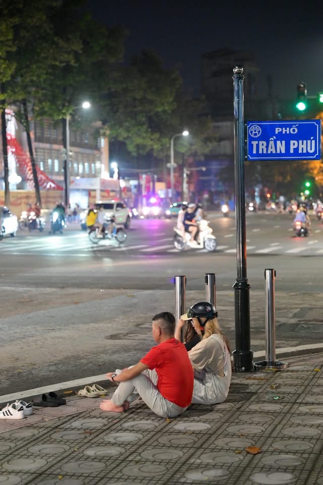 Đội mưa, thức xuyên đêm giữ chỗ xem tổng duyệt diễu binh, diễu hành trước 30 tiếng- Ảnh 14.