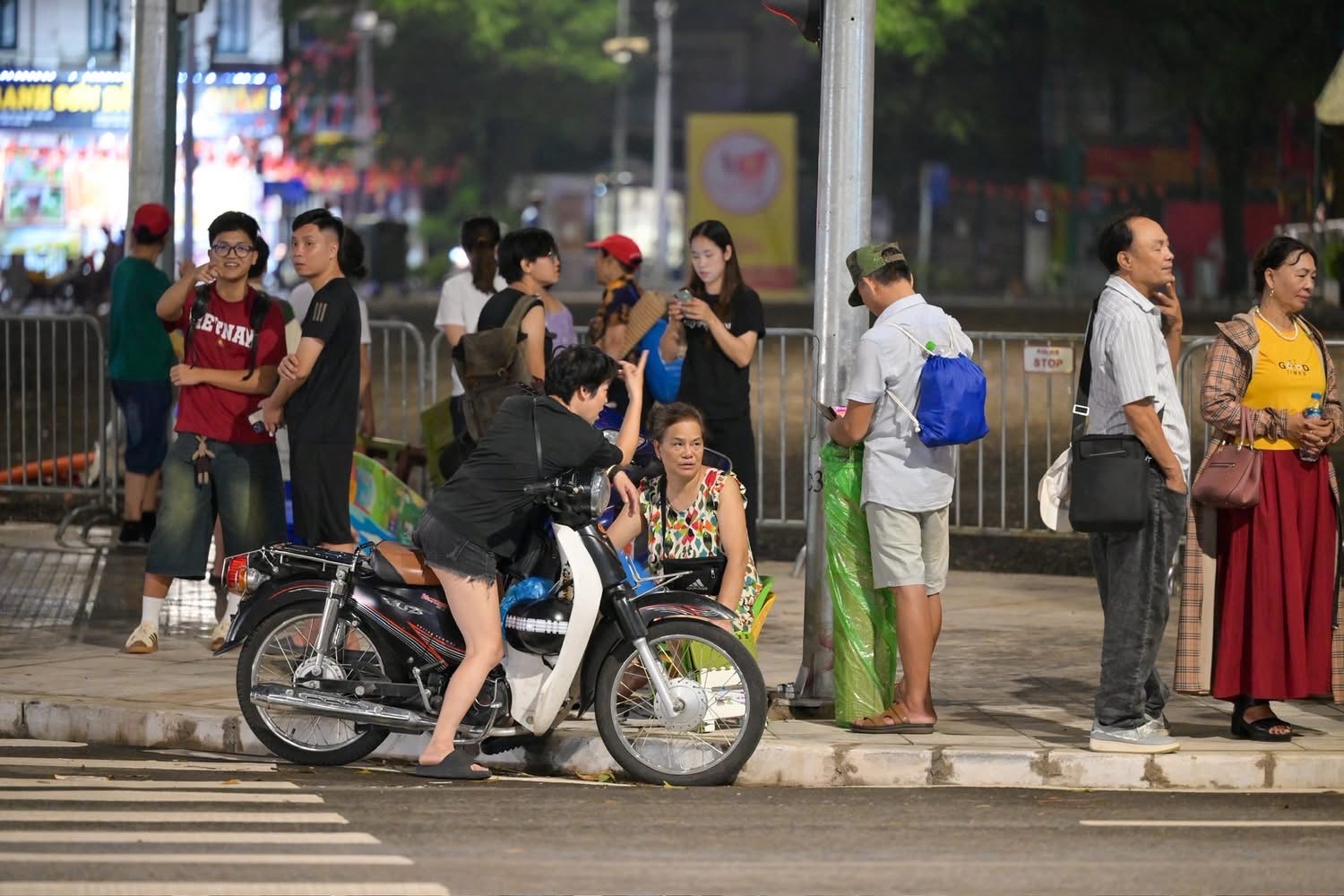 Đội mưa, thức xuyên đêm giữ chỗ xem tổng duyệt diễu binh, diễu hành trước 30 tiếng- Ảnh 13.
