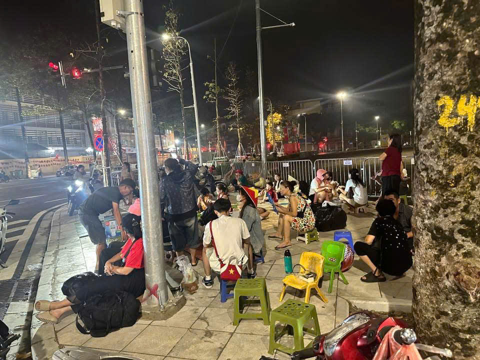 Đội mưa, thức xuyên đêm giữ chỗ xem tổng duyệt diễu binh, diễu hành trước 30 tiếng- Ảnh 17.