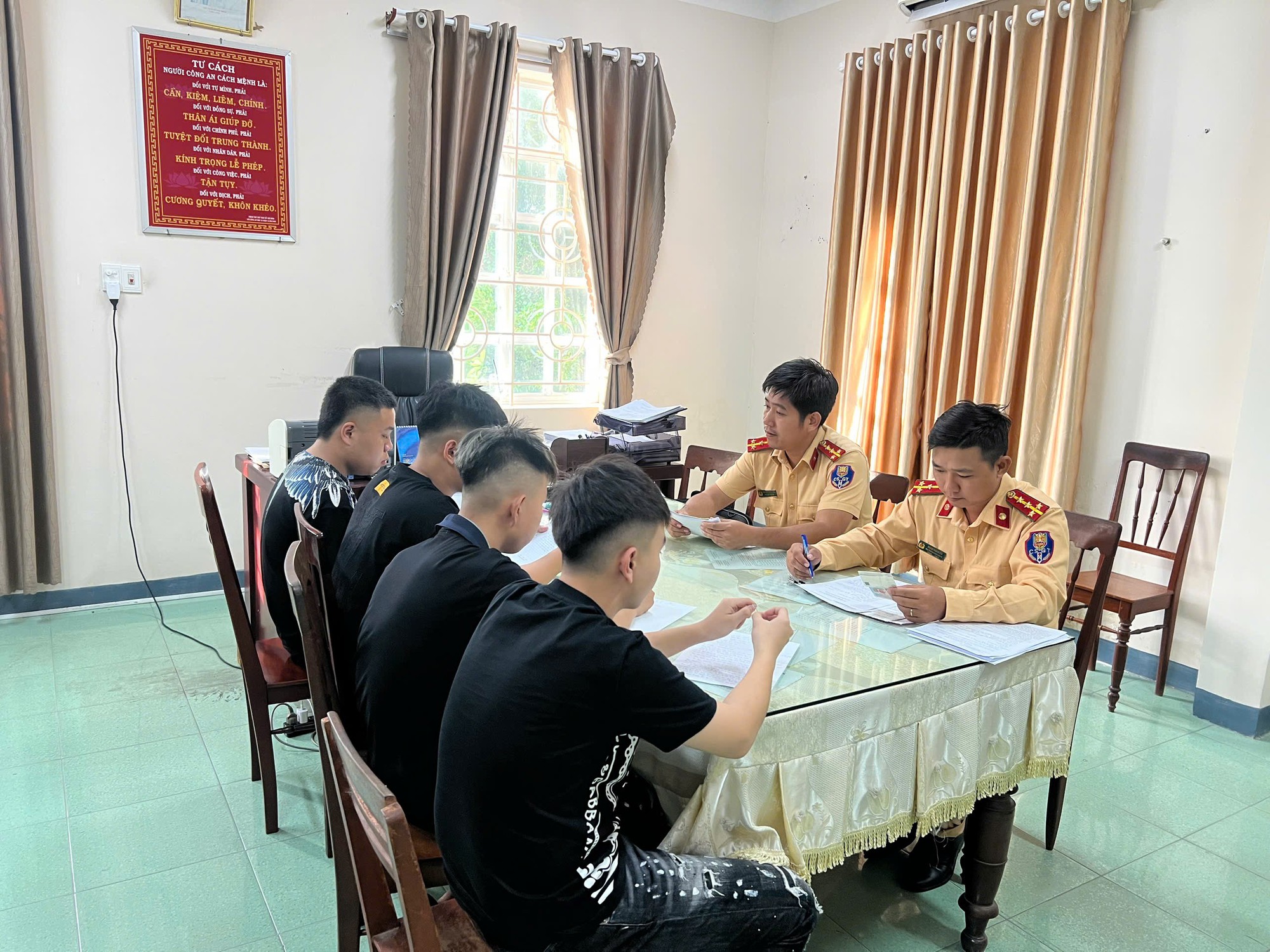 Thả tay nhảy điệu TikTok trên đường, nam thiếu niên bị tịch thu xe máy- Ảnh 1. Thả tay nhảy điệu TikTok trên đường, nam thiếu niên bị tịch thu xe máy- Ảnh 1.