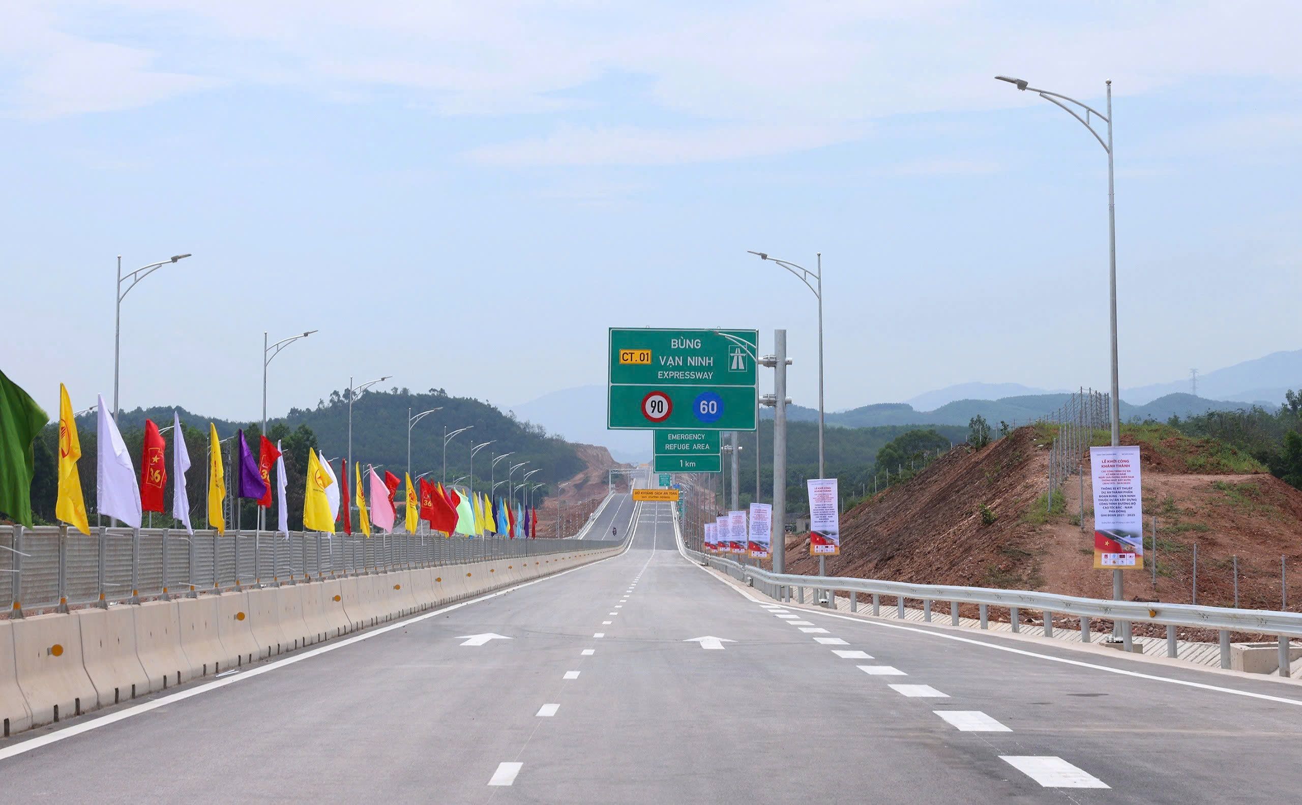 Bộ Xây dựng thúc tiến độ hoàn thiện các hạng mục còn lại của dự án cao tốc Bùng - Vạn Ninh- Ảnh 1.