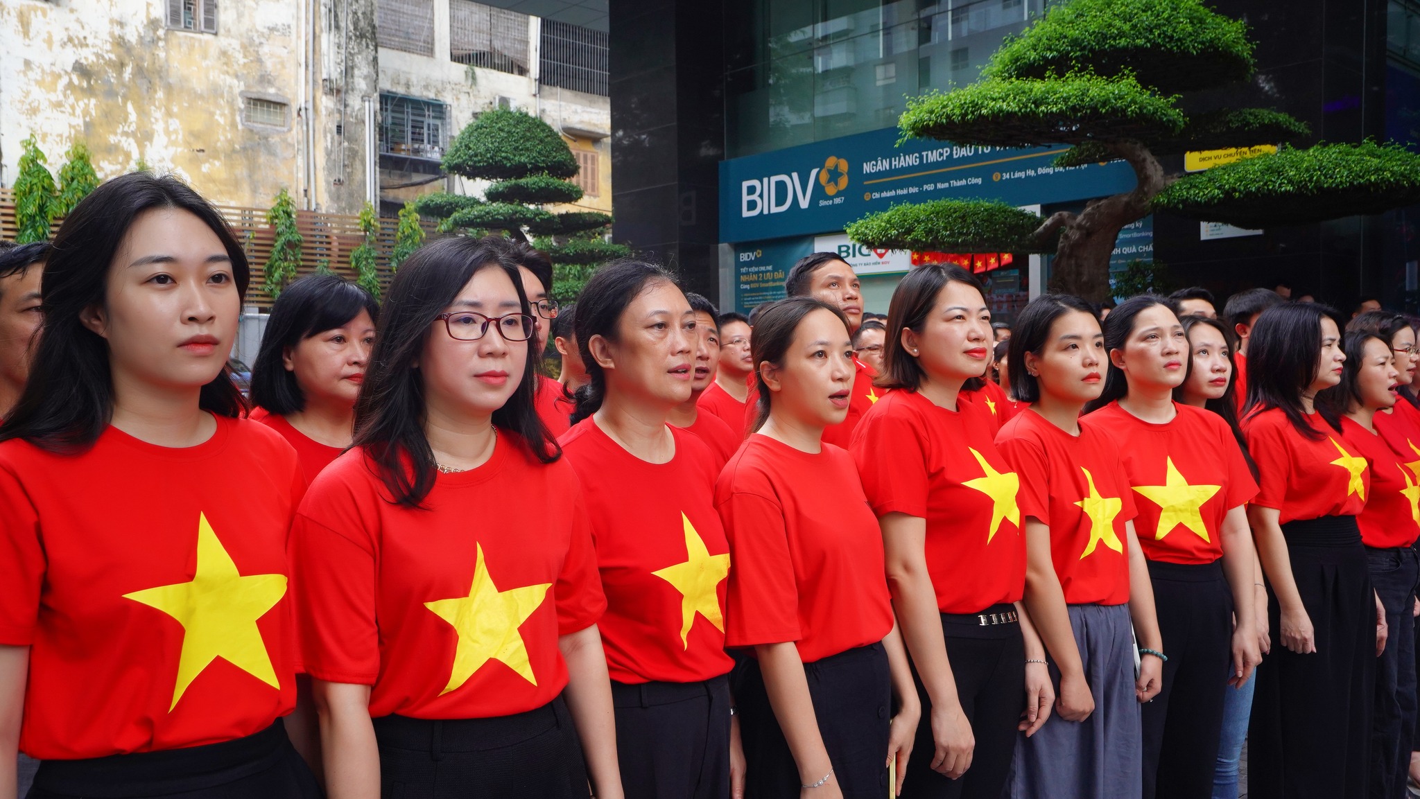 Xúc động lễ chào cờ đặc biệt tại Vinaconex- Ảnh 1.