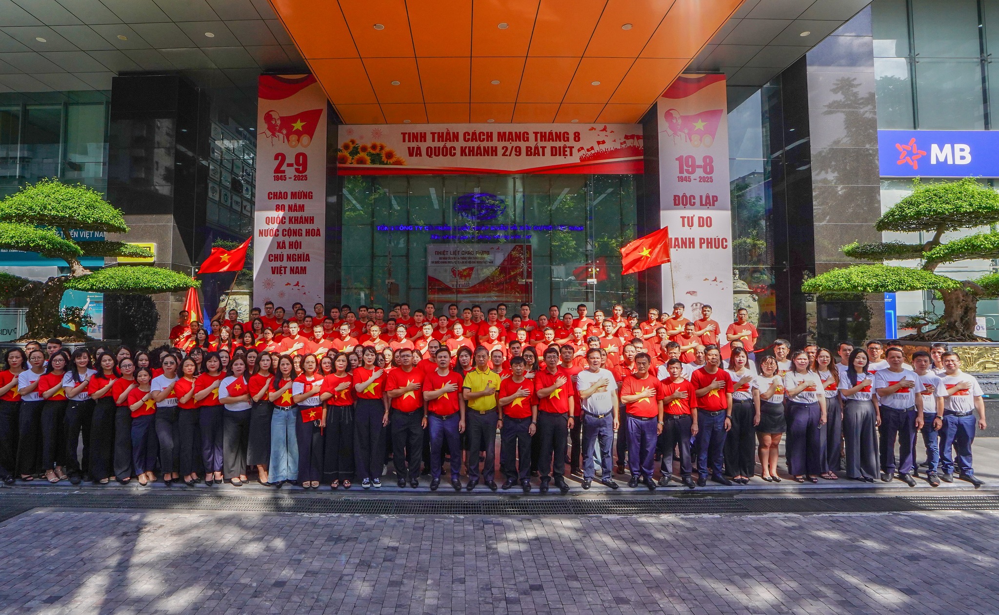Xúc động lễ chào cờ đặc biệt tại Vinaconex- Ảnh 12.