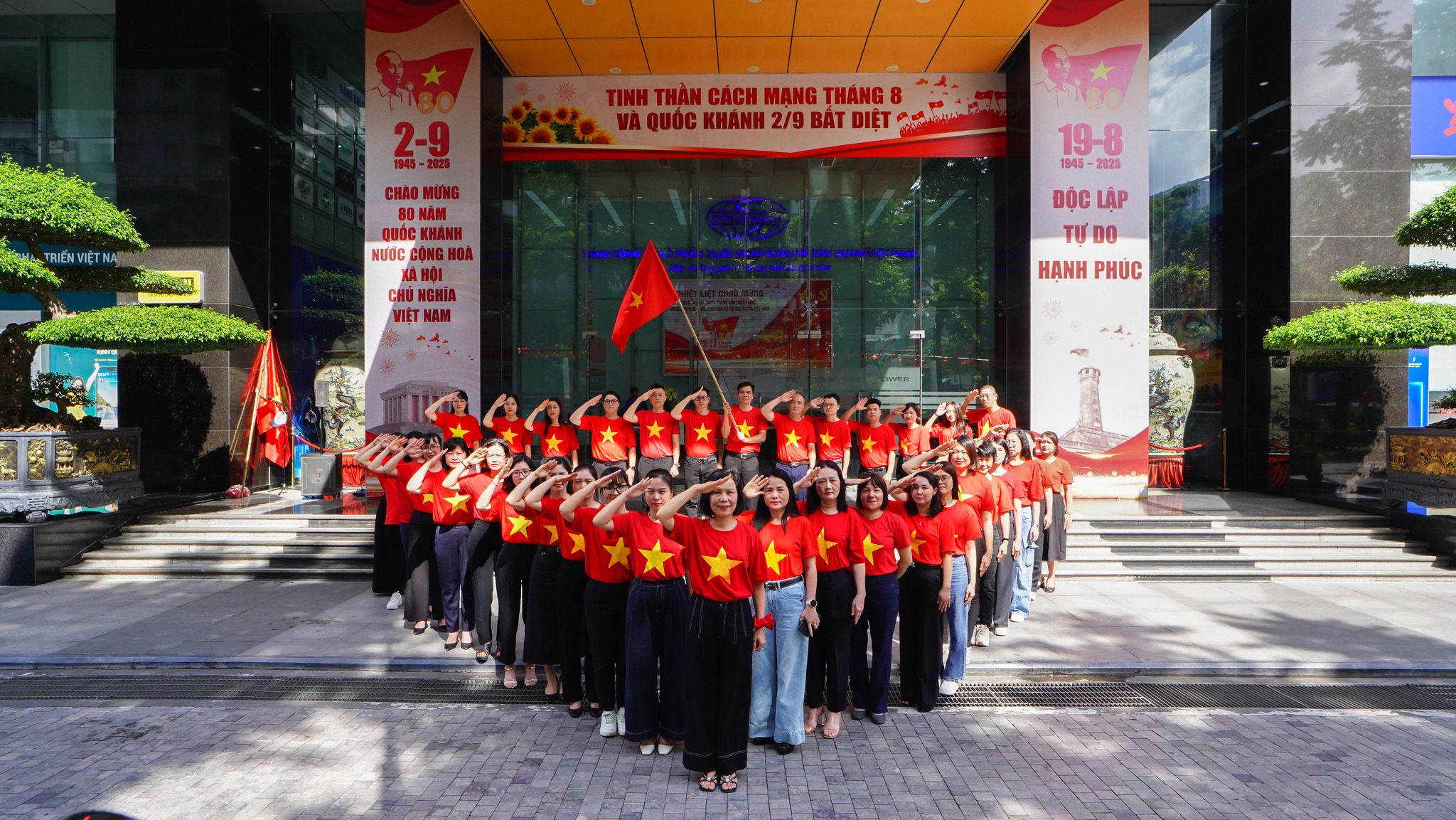 Xúc động lễ chào cờ đặc biệt tại Vinaconex- Ảnh 3.