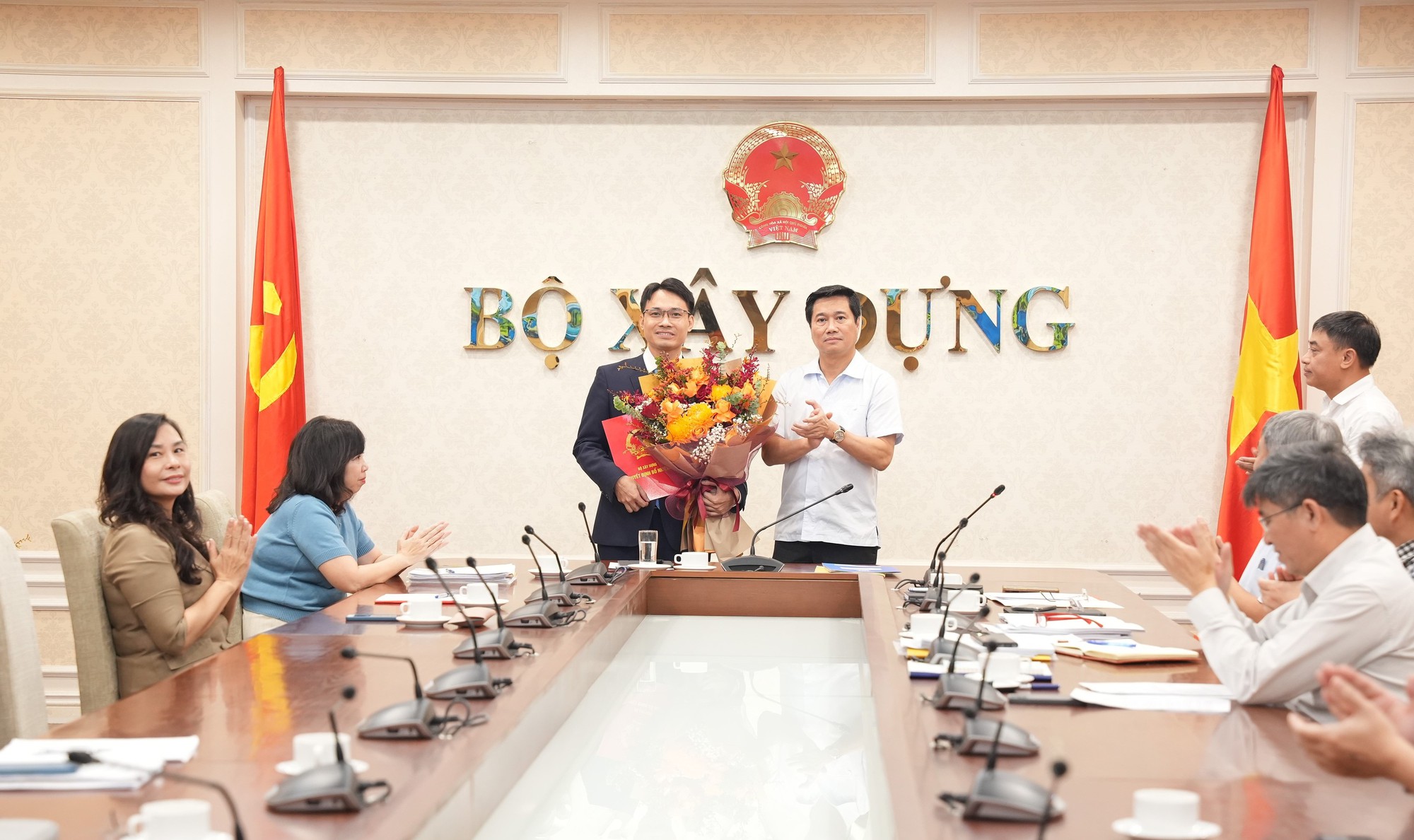 Thứ trưởng Nguyễn Tường Văn trao Quyết định điều động, bổ nhiệm có thời hạn ông Trần Văn Hậu giữ chức Phó Vụ trưởng Vụ Quy hoạch – Kiến trúc. Thứ trưởng Nguyễn Tường Văn trao Quyết định điều động, bổ nhiệm có thời hạn ông Trần Văn Hậu giữ chức Phó Vụ trưởng Vụ Quy hoạch – Kiến trúc.