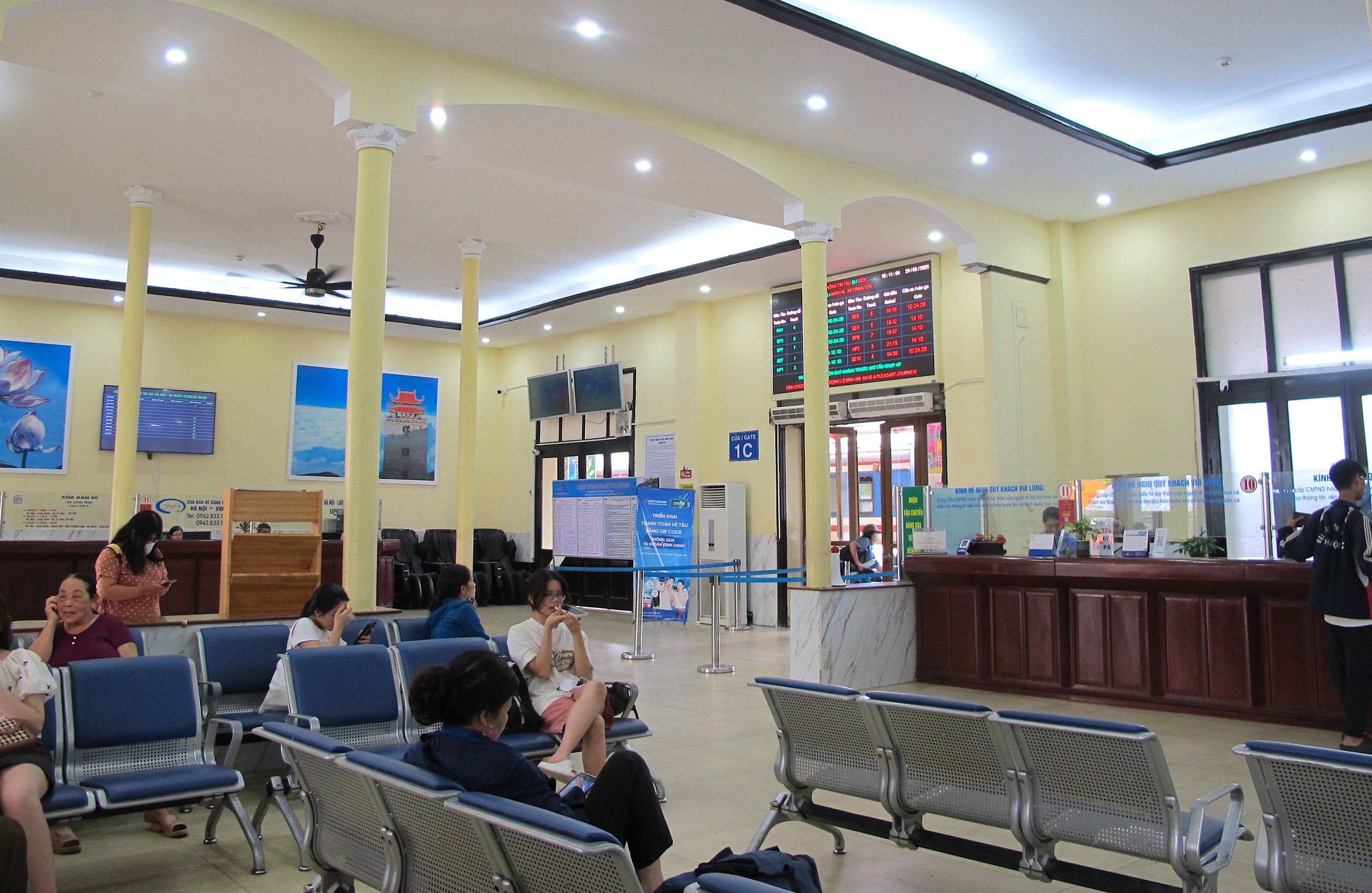 Khách đổ về ga Hà Nội sớm nên tàu đông nhưng thông thoáng- Ảnh 10.