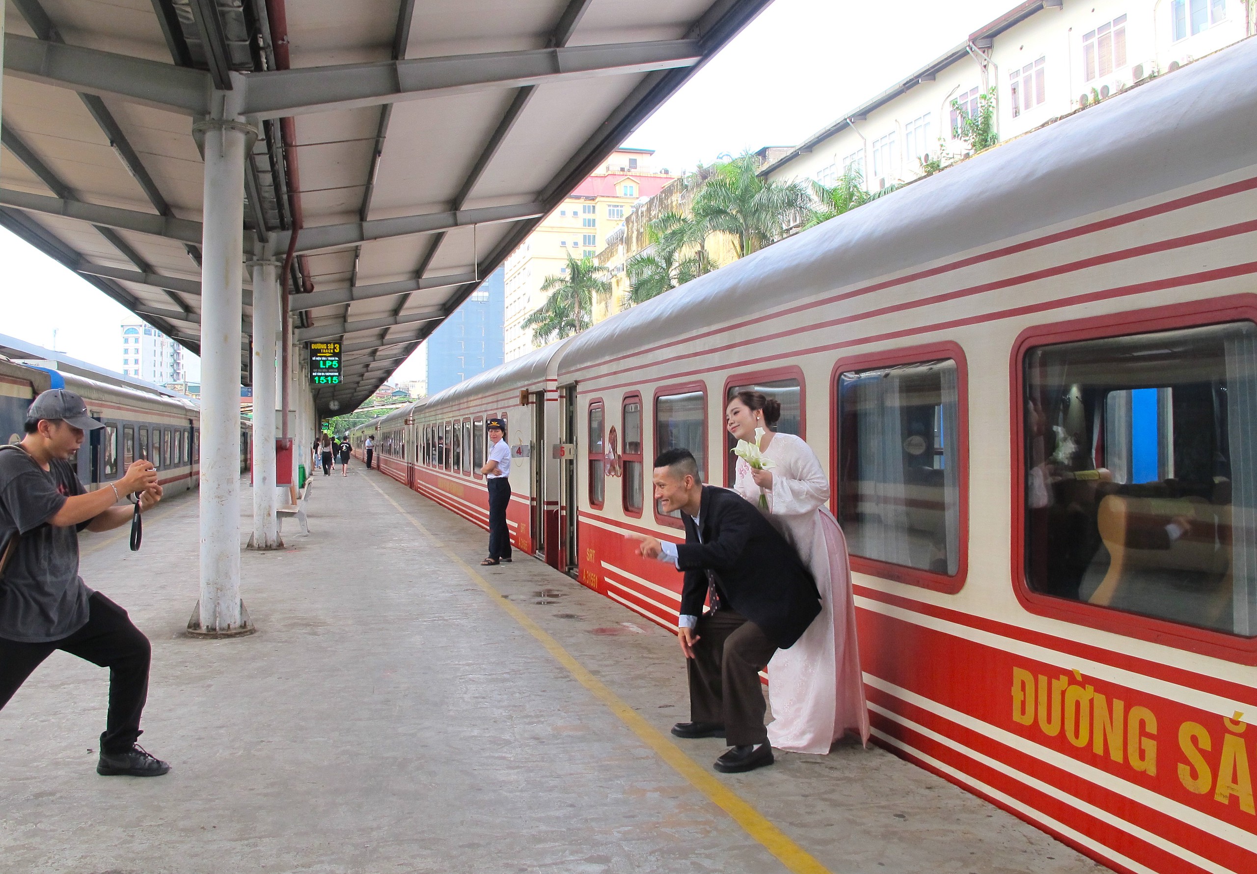 Khách đổ về ga Hà Nội sớm nên tàu đông nhưng thông thoáng- Ảnh 9.