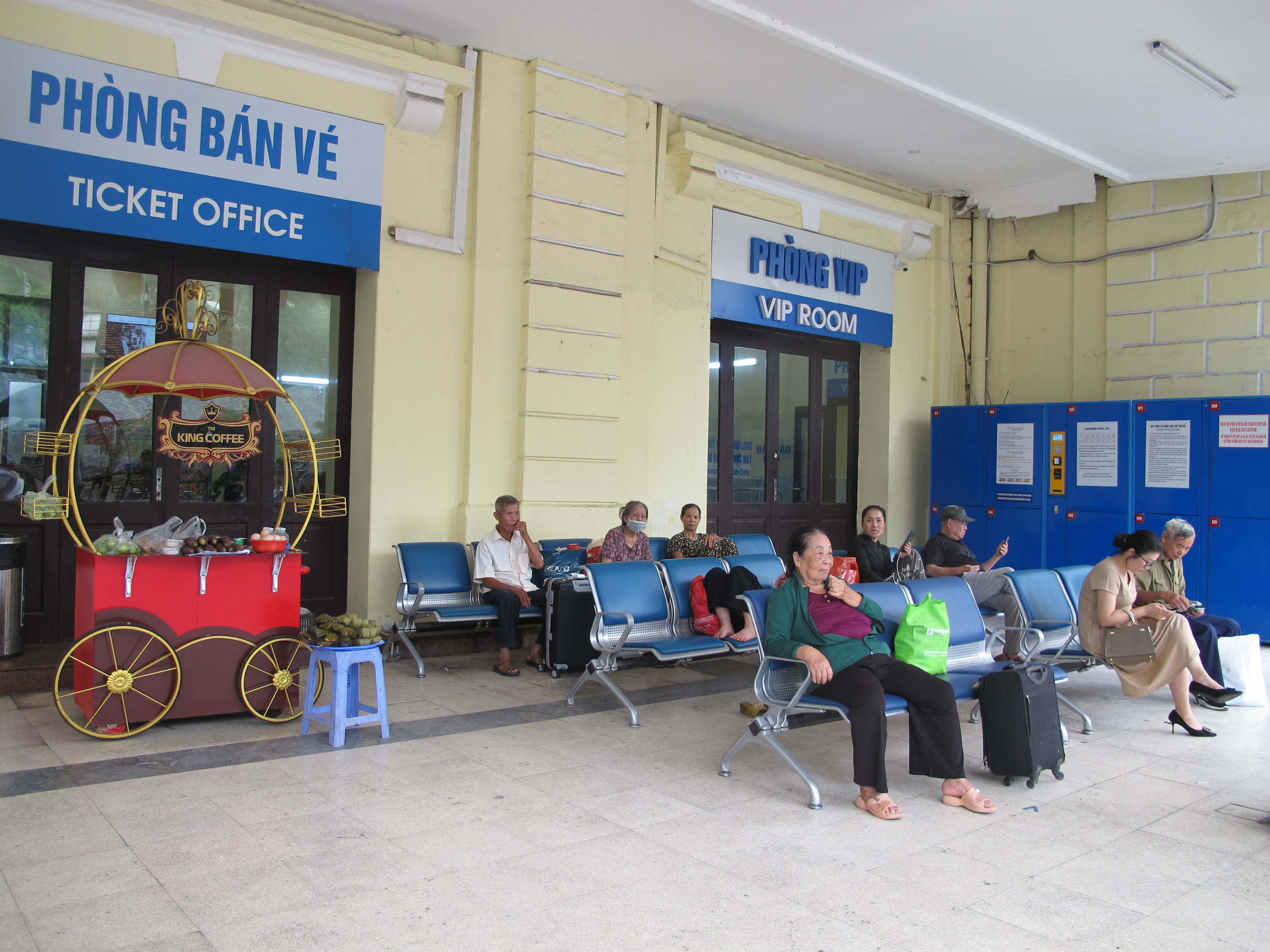 Khách đổ về ga Hà Nội sớm nên tàu đông nhưng thông thoáng- Ảnh 11.