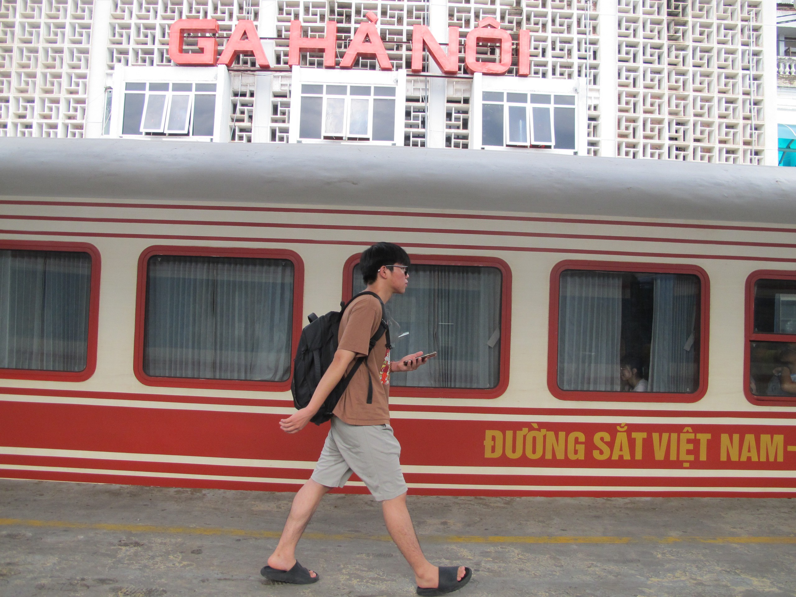 Khách đổ về ga Hà Nội sớm nên tàu đông nhưng thông thoáng- Ảnh 6. Khách đổ về ga Hà Nội sớm nên tàu đông nhưng thông thoáng- Ảnh 6.