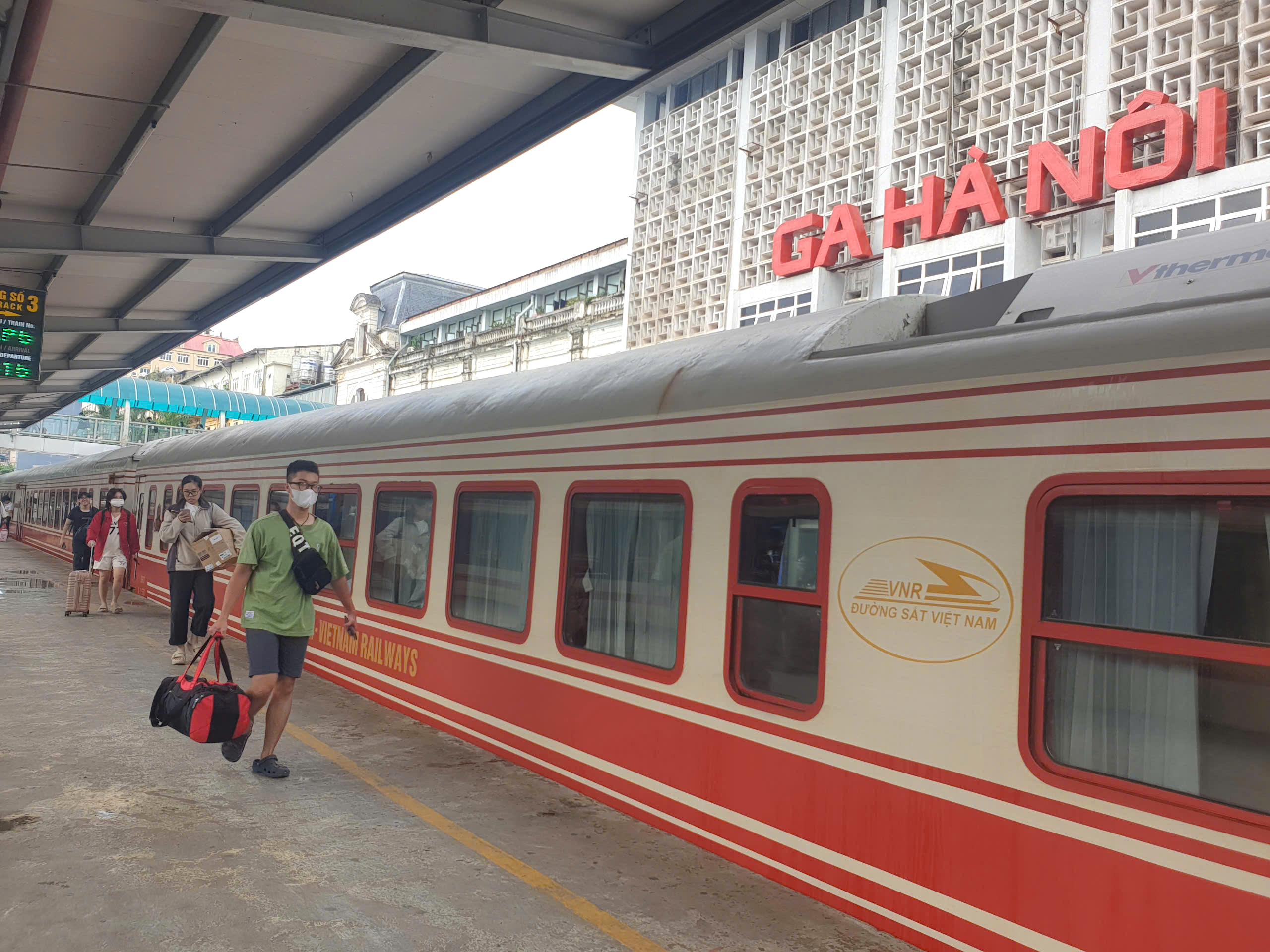Khách đổ về ga Hà Nội sớm nên tàu đông nhưng thông thoáng- Ảnh 7. Khách đổ về ga Hà Nội sớm nên tàu đông nhưng thông thoáng- Ảnh 7.