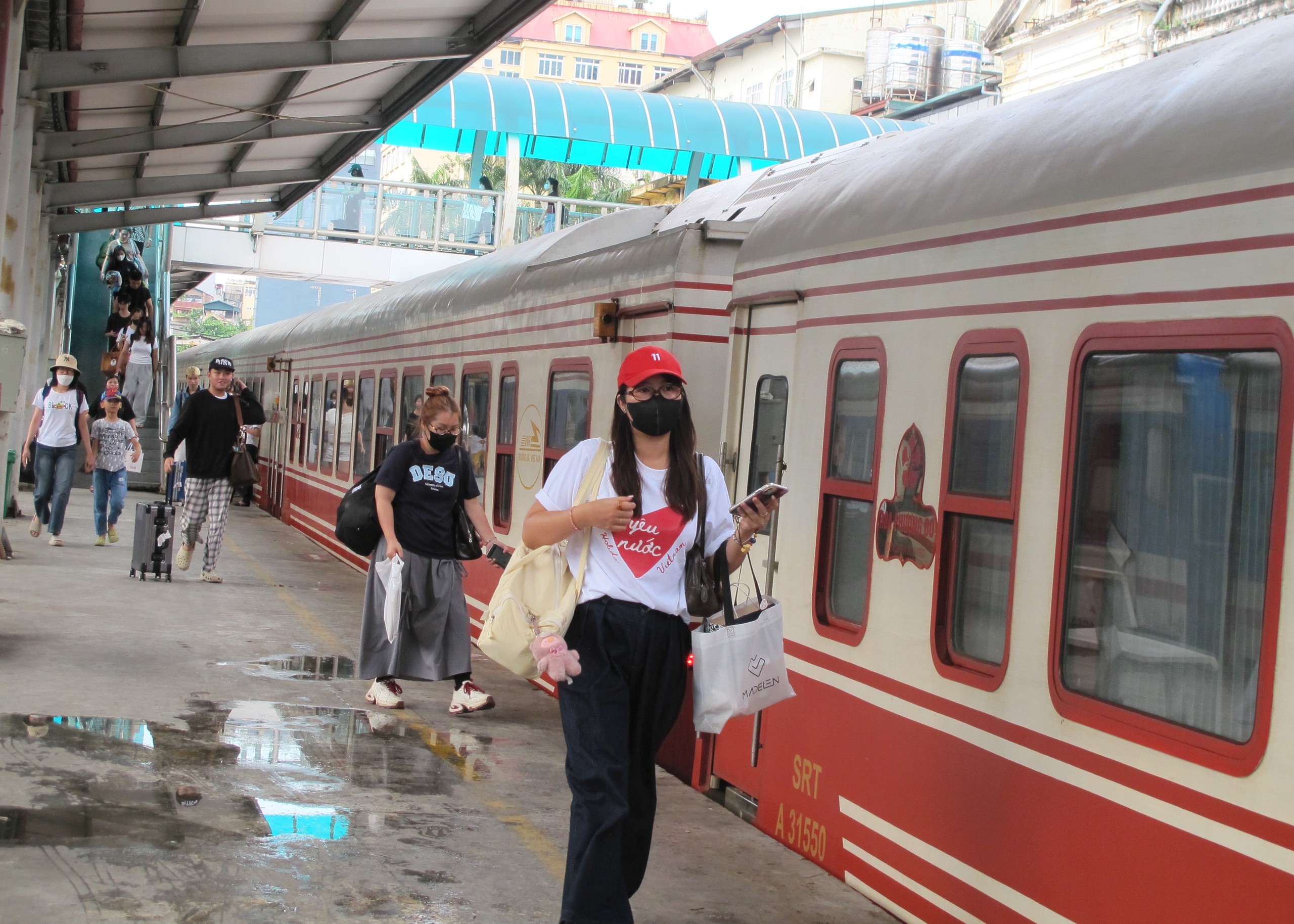 Khách đổ về ga Hà Nội sớm nên tàu đông nhưng thông thoáng- Ảnh 5. Khách đổ về ga Hà Nội sớm nên tàu đông nhưng thông thoáng- Ảnh 5.