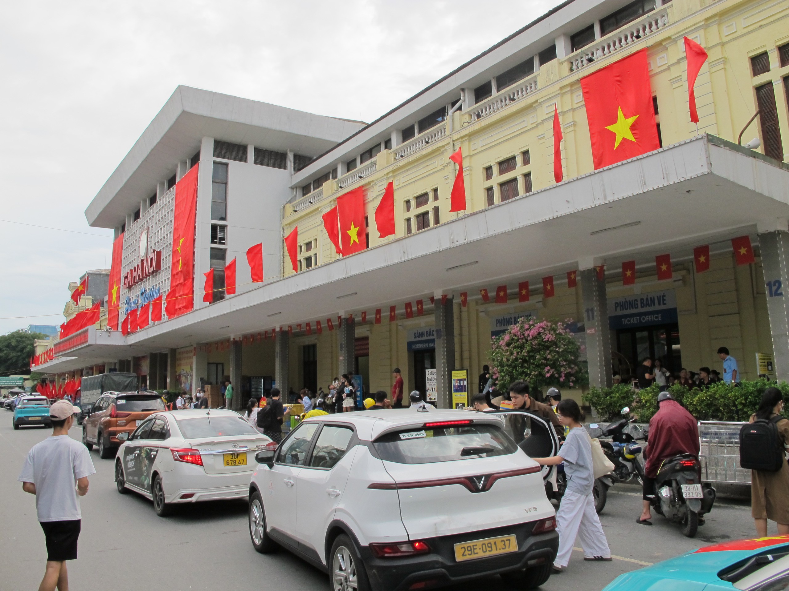 Khách đổ về ga Hà Nội sớm nên tàu đông nhưng thông thoáng- Ảnh 1.