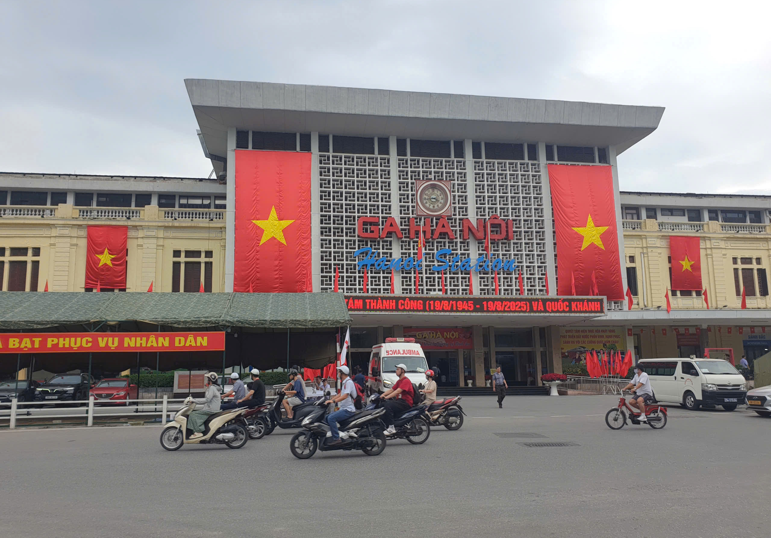 Khách đổ về ga Hà Nội sớm nên tàu đông nhưng thông thoáng- Ảnh 13.