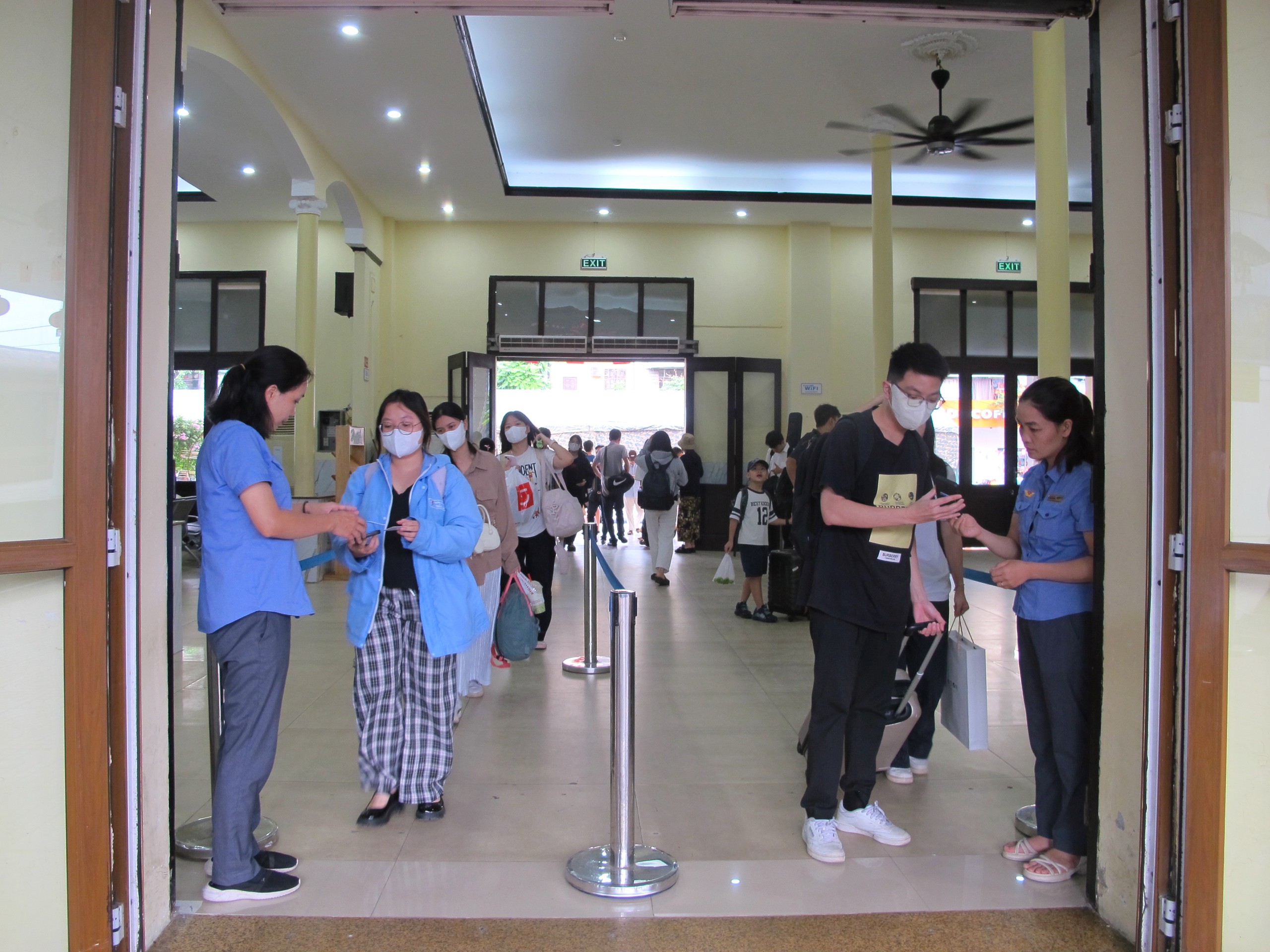 Khách đổ về ga Hà Nội sớm nên tàu đông nhưng thông thoáng- Ảnh 3.