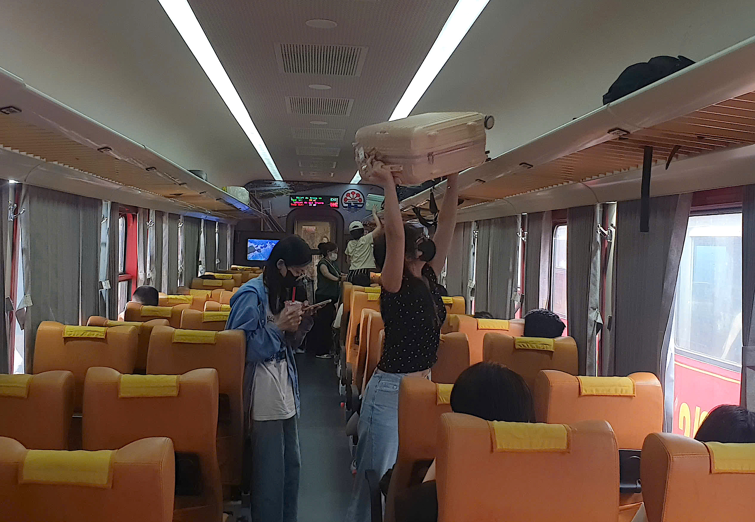 Khách đổ về ga Hà Nội sớm nên tàu đông nhưng thông thoáng- Ảnh 8. Khách đổ về ga Hà Nội sớm nên tàu đông nhưng thông thoáng- Ảnh 8.