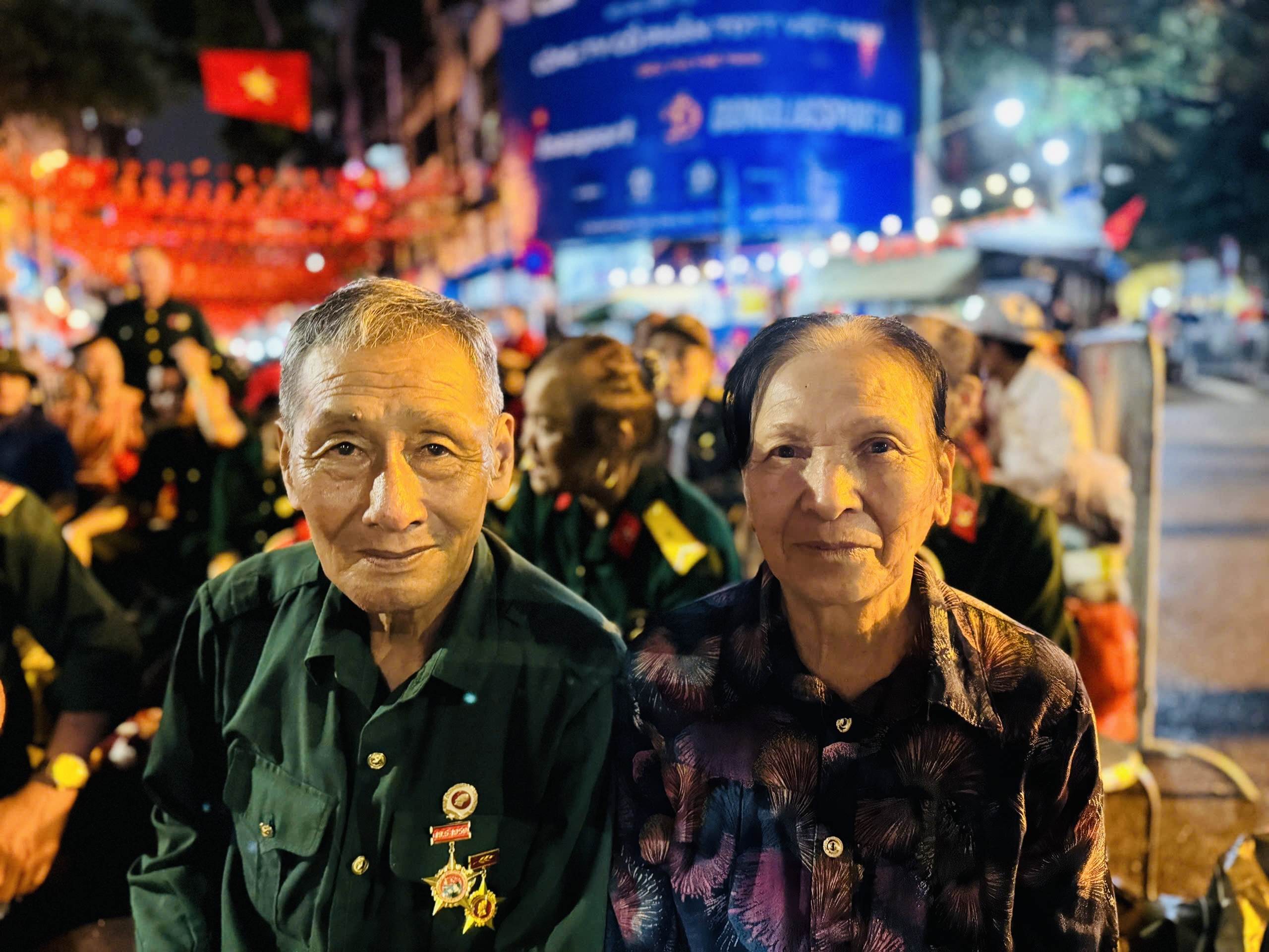 Hà Nội: Người dân thức xuyên đêm chờ xem tổng duyệt diễu binh, diễu hành A80- Ảnh 8. Hà Nội: Người dân thức xuyên đêm chờ xem tổng duyệt diễu binh, diễu hành A80- Ảnh 8.