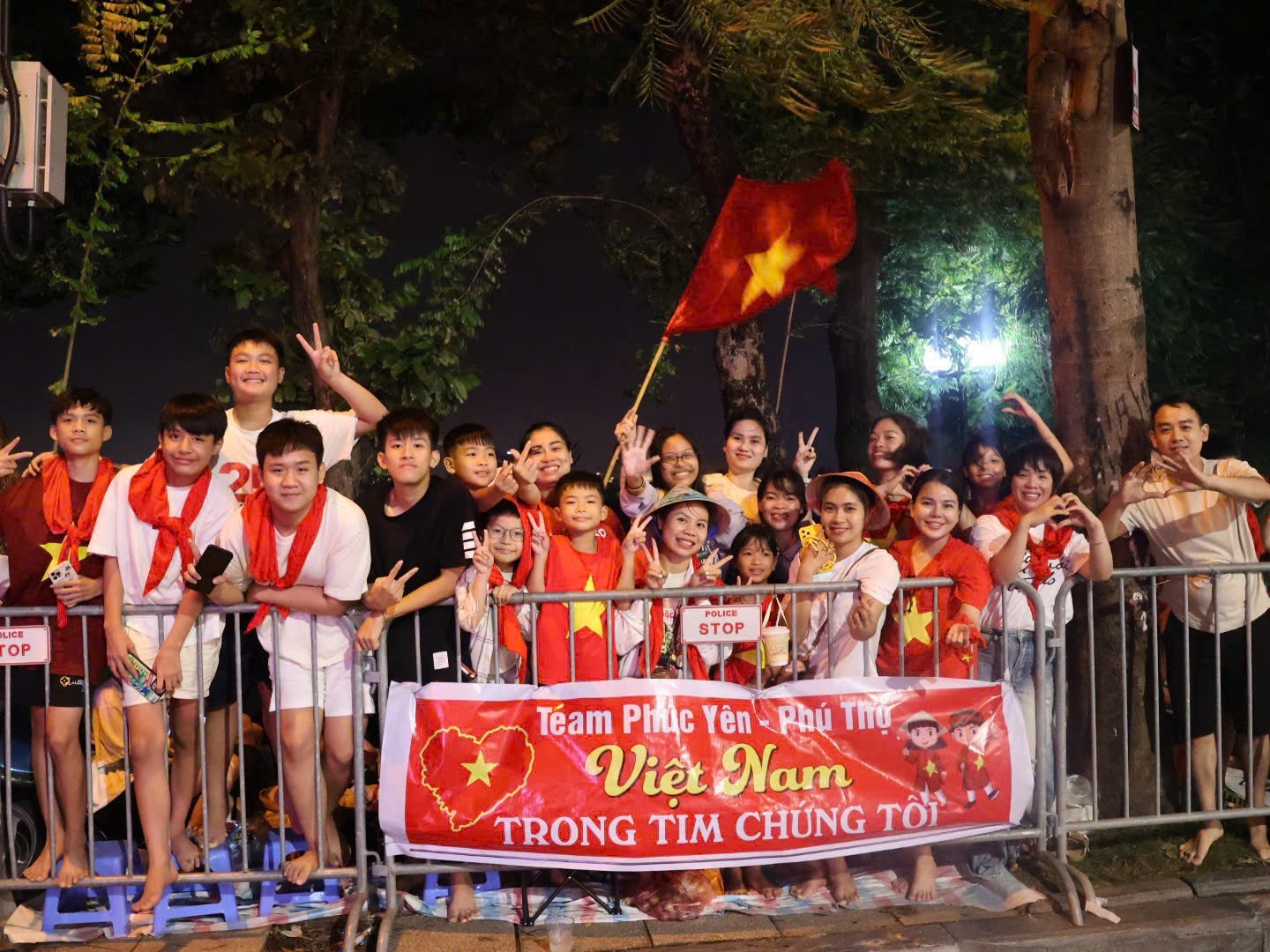 Hà Nội: Người dân thức xuyên đêm chờ xem tổng duyệt diễu binh, diễu hành A80- Ảnh 11. Hà Nội: Người dân thức xuyên đêm chờ xem tổng duyệt diễu binh, diễu hành A80- Ảnh 11.