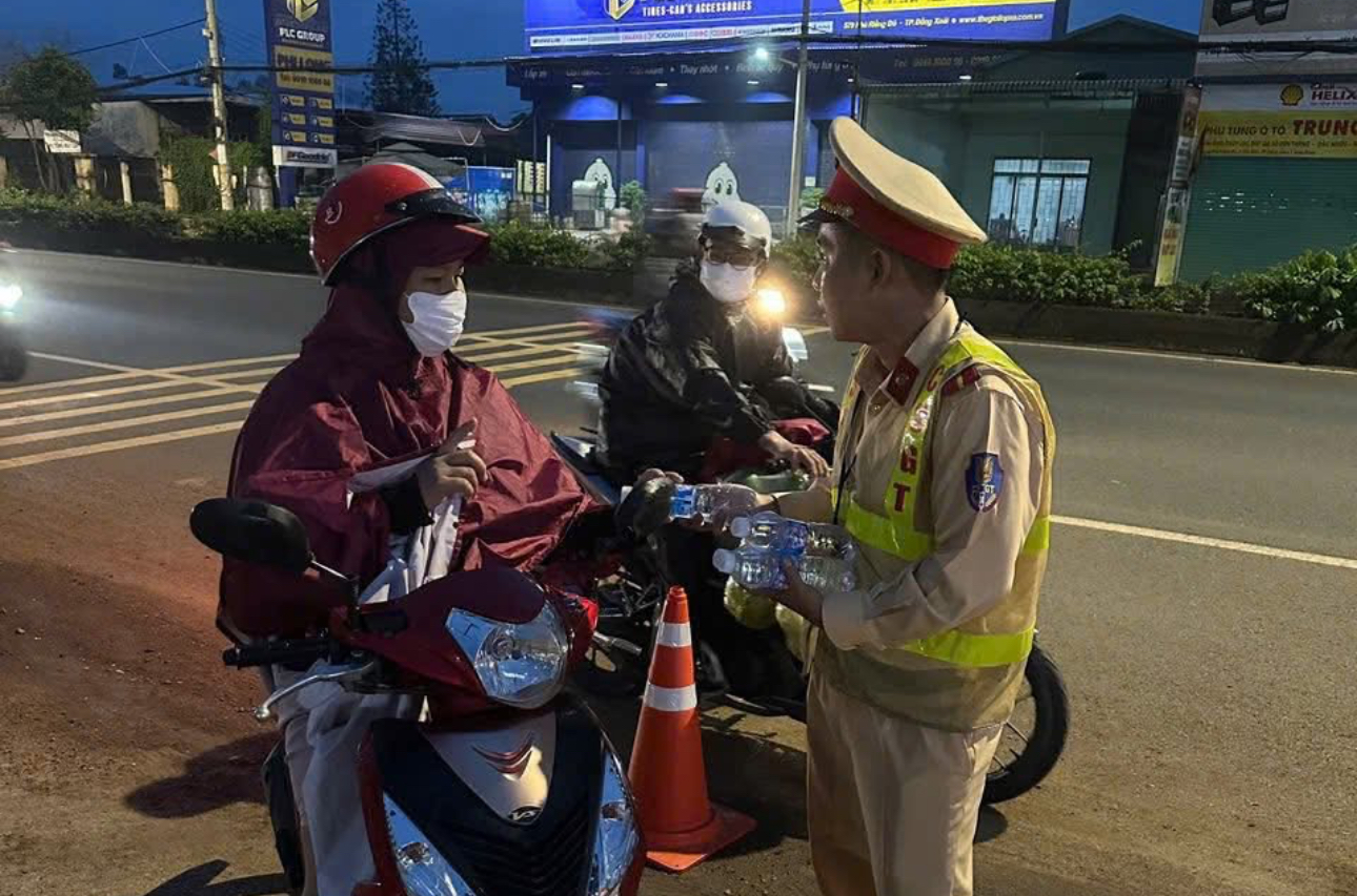 CSGT Đồng Nai mở đường dẫn xe cấp cứu vượt 22km đưa bệnh nhân đến bệnh viện kịp thời- Ảnh 4. CSGT Đồng Nai mở đường dẫn xe cấp cứu vượt 22km đưa bệnh nhân đến bệnh viện kịp thời- Ảnh 4.