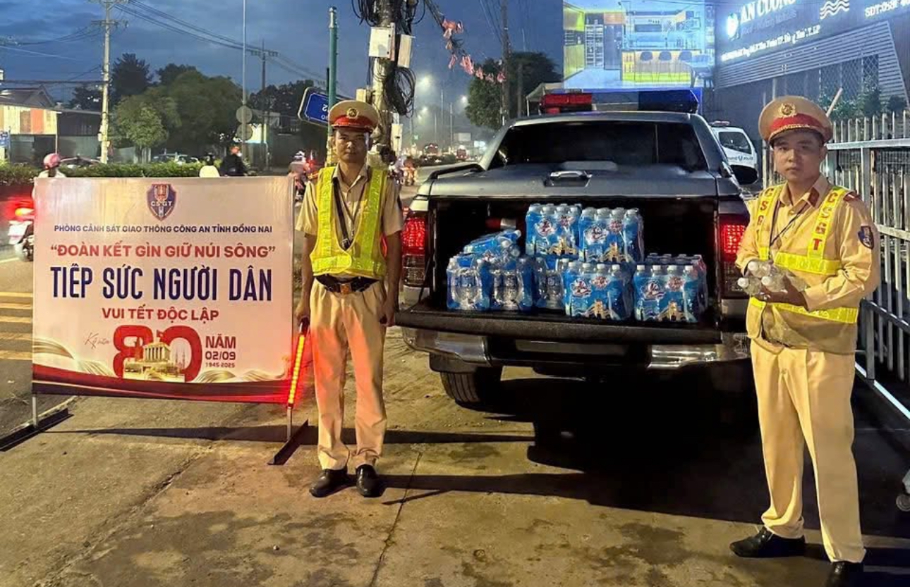 CSGT Đồng Nai mở đường dẫn xe cấp cứu vượt 22km đưa bệnh nhân đến bệnh viện kịp thời- Ảnh 2. CSGT Đồng Nai mở đường dẫn xe cấp cứu vượt 22km đưa bệnh nhân đến bệnh viện kịp thời- Ảnh 2.