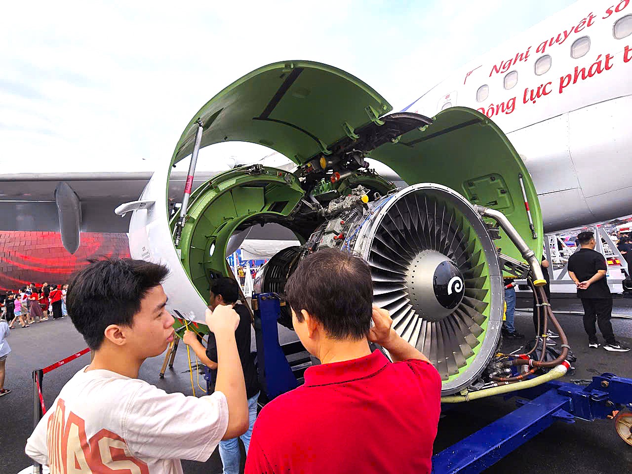 Người dân hào hứng trải nghiệm “Khát vọng bầu trời" ở khu triển lãm hơn 10.000m2- Ảnh 7. Người dân hào hứng trải nghiệm “Khát vọng bầu trời" ở khu triển lãm hơn 10.000m2- Ảnh 7.