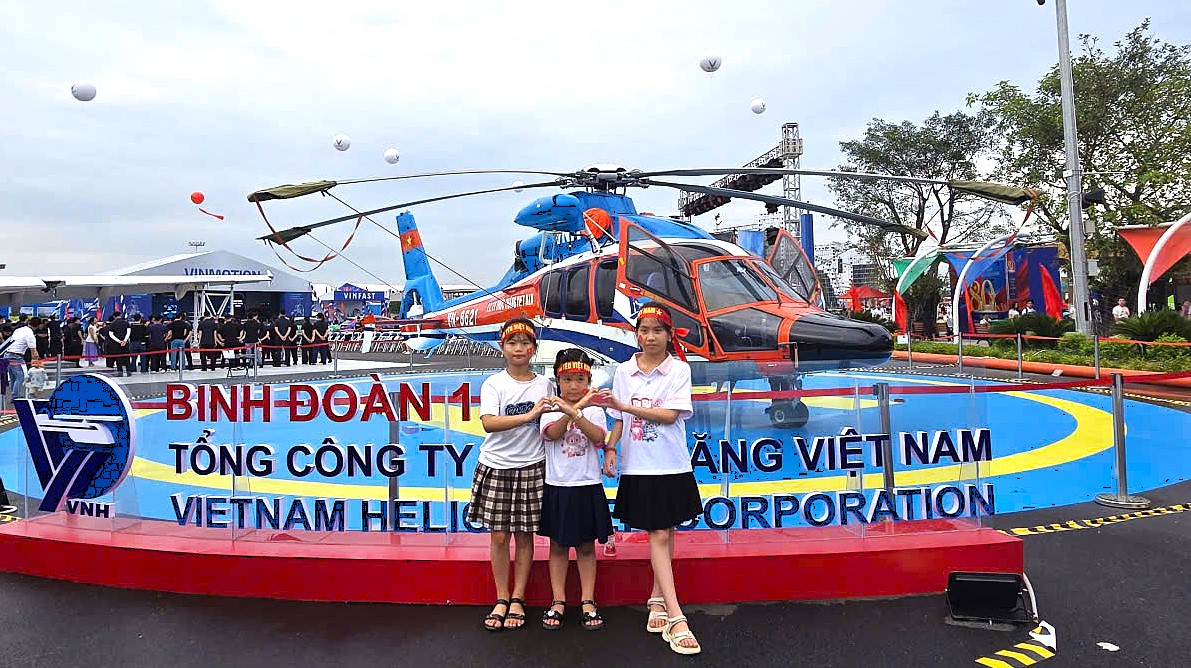 Người dân hào hứng trải nghiệm “Khát vọng bầu trời" ở khu triển lãm hơn 10.000m2- Ảnh 11. Người dân hào hứng trải nghiệm “Khát vọng bầu trời" ở khu triển lãm hơn 10.000m2- Ảnh 11.