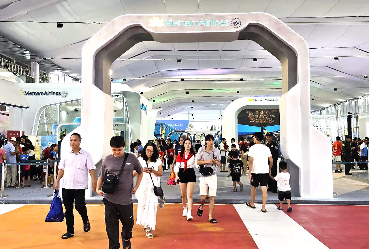 Người dân hào hứng trải nghiệm “Khát vọng bầu trời" ở khu triển lãm hơn 10.000m2- Ảnh 35. Người dân hào hứng trải nghiệm “Khát vọng bầu trời" ở khu triển lãm hơn 10.000m2- Ảnh 35.