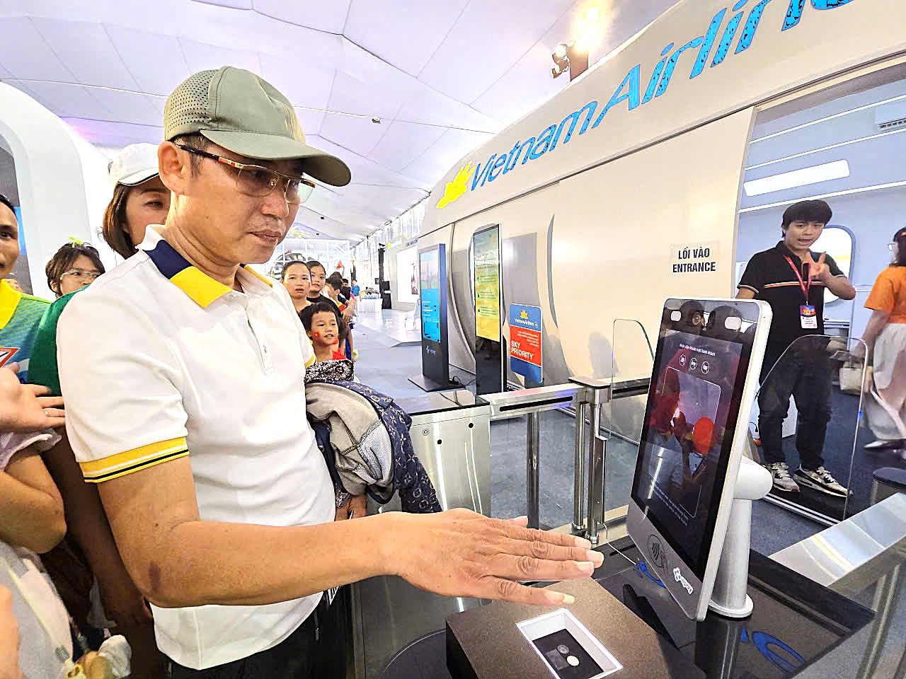 Người dân hào hứng trải nghiệm “Khát vọng bầu trời" ở khu triển lãm hơn 10.000m2- Ảnh 17. Người dân hào hứng trải nghiệm “Khát vọng bầu trời" ở khu triển lãm hơn 10.000m2- Ảnh 17.