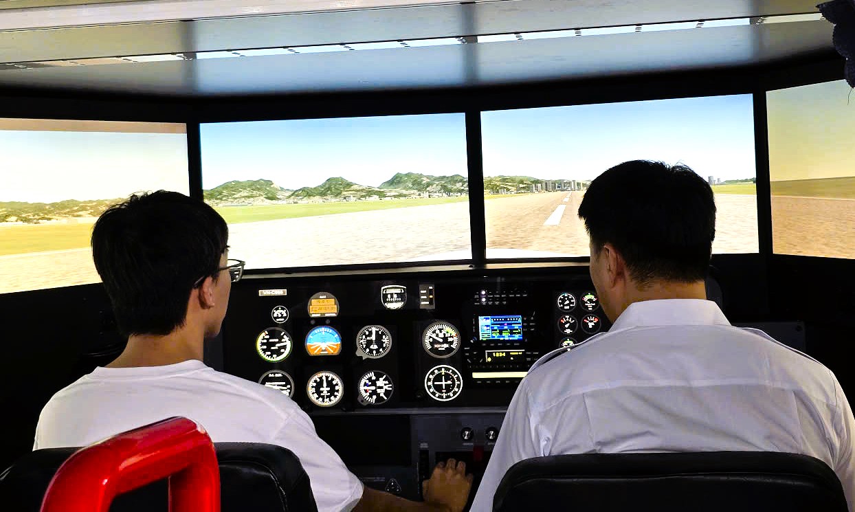 Người dân hào hứng trải nghiệm “Khát vọng bầu trời" ở khu triển lãm hơn 10.000m2- Ảnh 24. Người dân hào hứng trải nghiệm “Khát vọng bầu trời" ở khu triển lãm hơn 10.000m2- Ảnh 24.