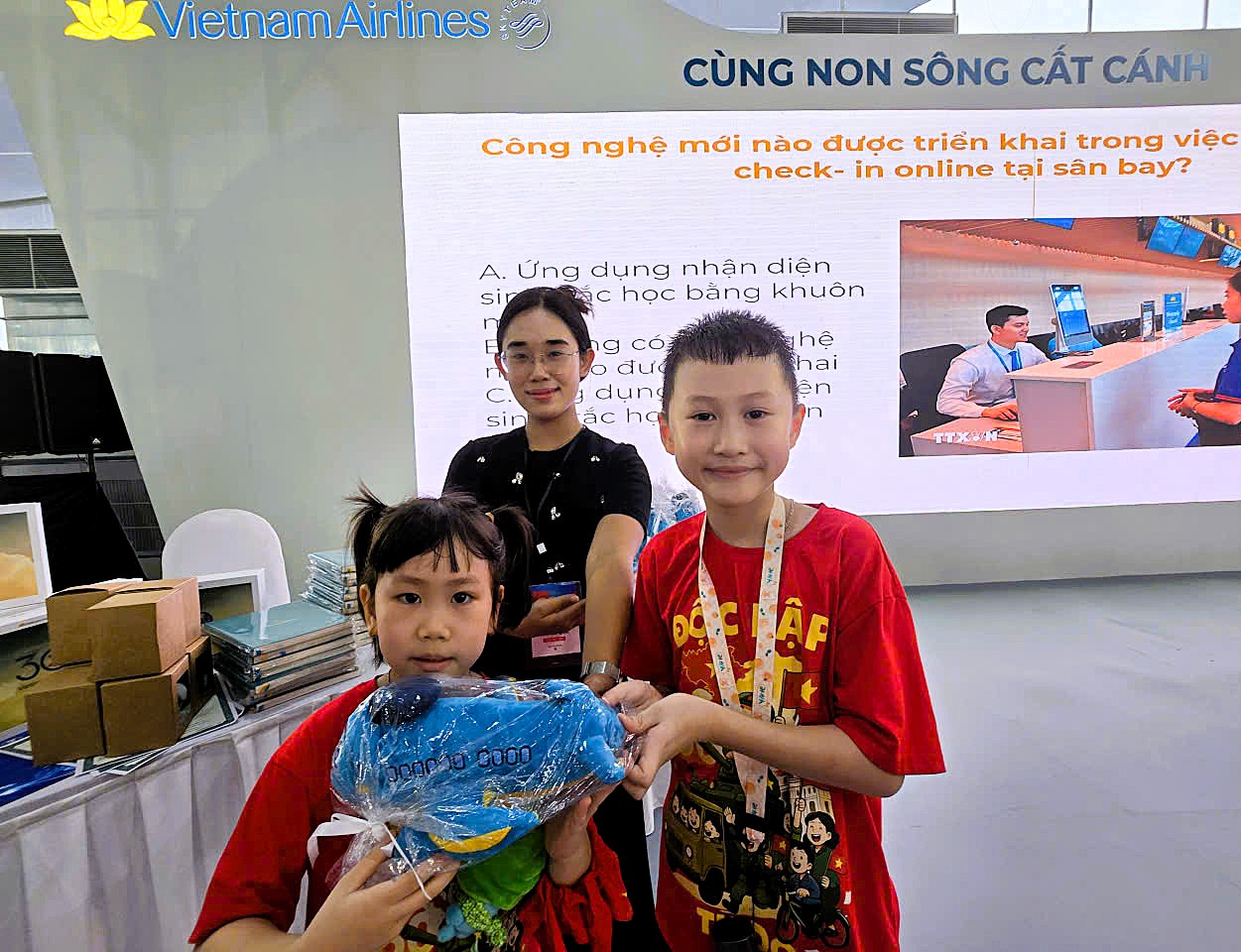 Người dân hào hứng trải nghiệm “Khát vọng bầu trời" ở khu triển lãm hơn 10.000m2- Ảnh 31. Người dân hào hứng trải nghiệm “Khát vọng bầu trời" ở khu triển lãm hơn 10.000m2- Ảnh 31.