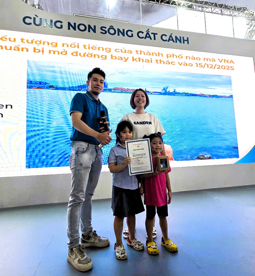 Người dân hào hứng trải nghiệm “Khát vọng bầu trời" ở khu triển lãm hơn 10.000m2- Ảnh 33. Người dân hào hứng trải nghiệm “Khát vọng bầu trời" ở khu triển lãm hơn 10.000m2- Ảnh 33.