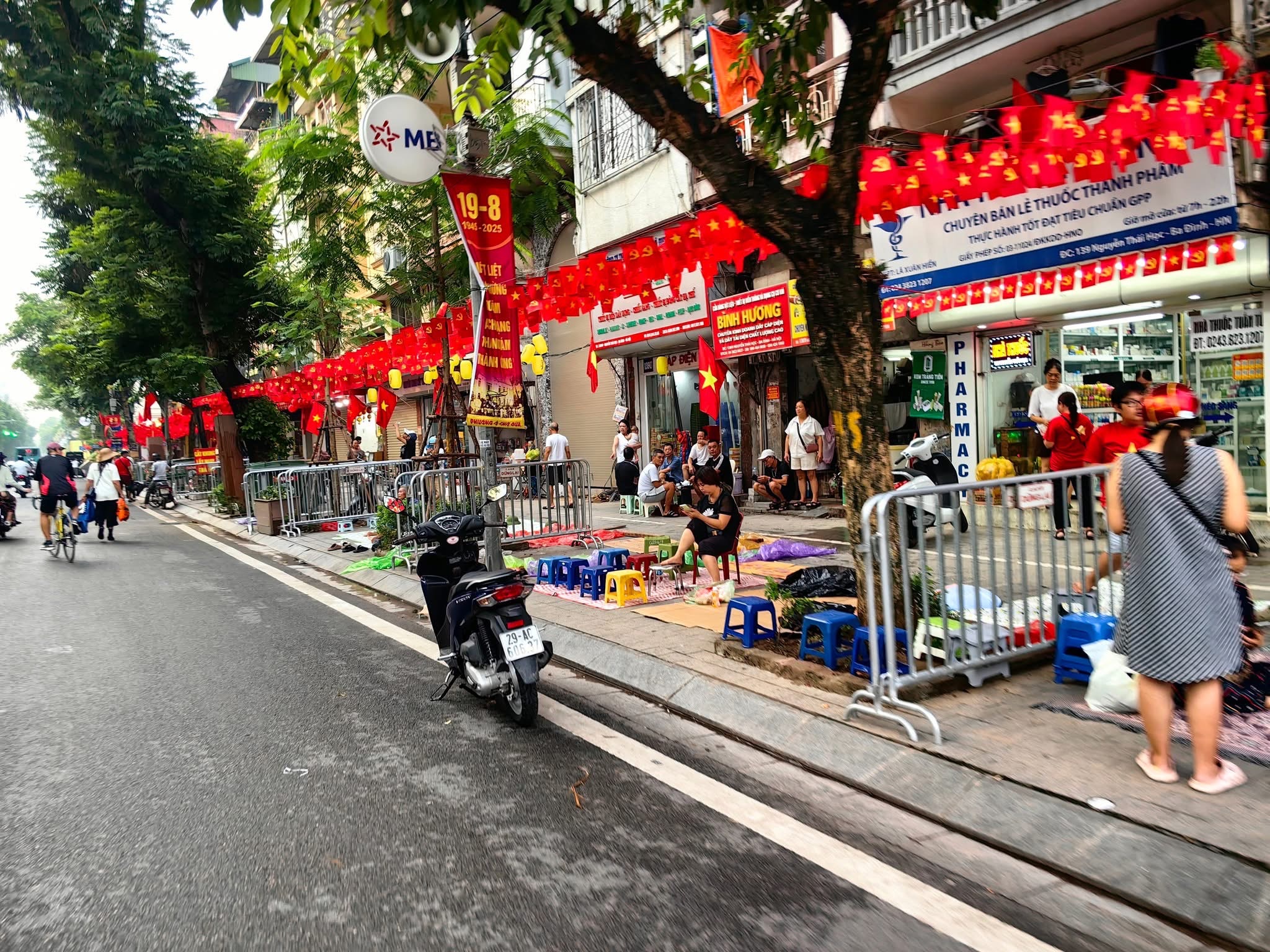 Đội mưa, thức xuyên đêm giữ chỗ xem tổng duyệt diễu binh, diễu hành trước 30 tiếng- Ảnh 19.