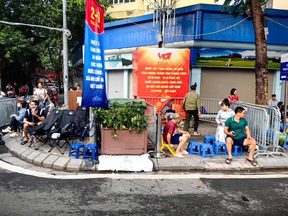 Đội mưa, thức xuyên đêm giữ chỗ xem tổng duyệt diễu binh, diễu hành trước 30 tiếng- Ảnh 18.