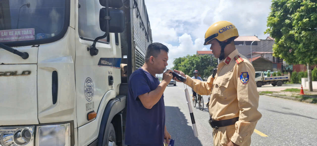 Bắc Ninh: TNGT giảm sâu sau một tháng tổng kiểm soát phương tiện kinh doanh vận tải- Ảnh 3. Bắc Ninh: TNGT giảm sâu sau một tháng tổng kiểm soát phương tiện kinh doanh vận tải- Ảnh 3.