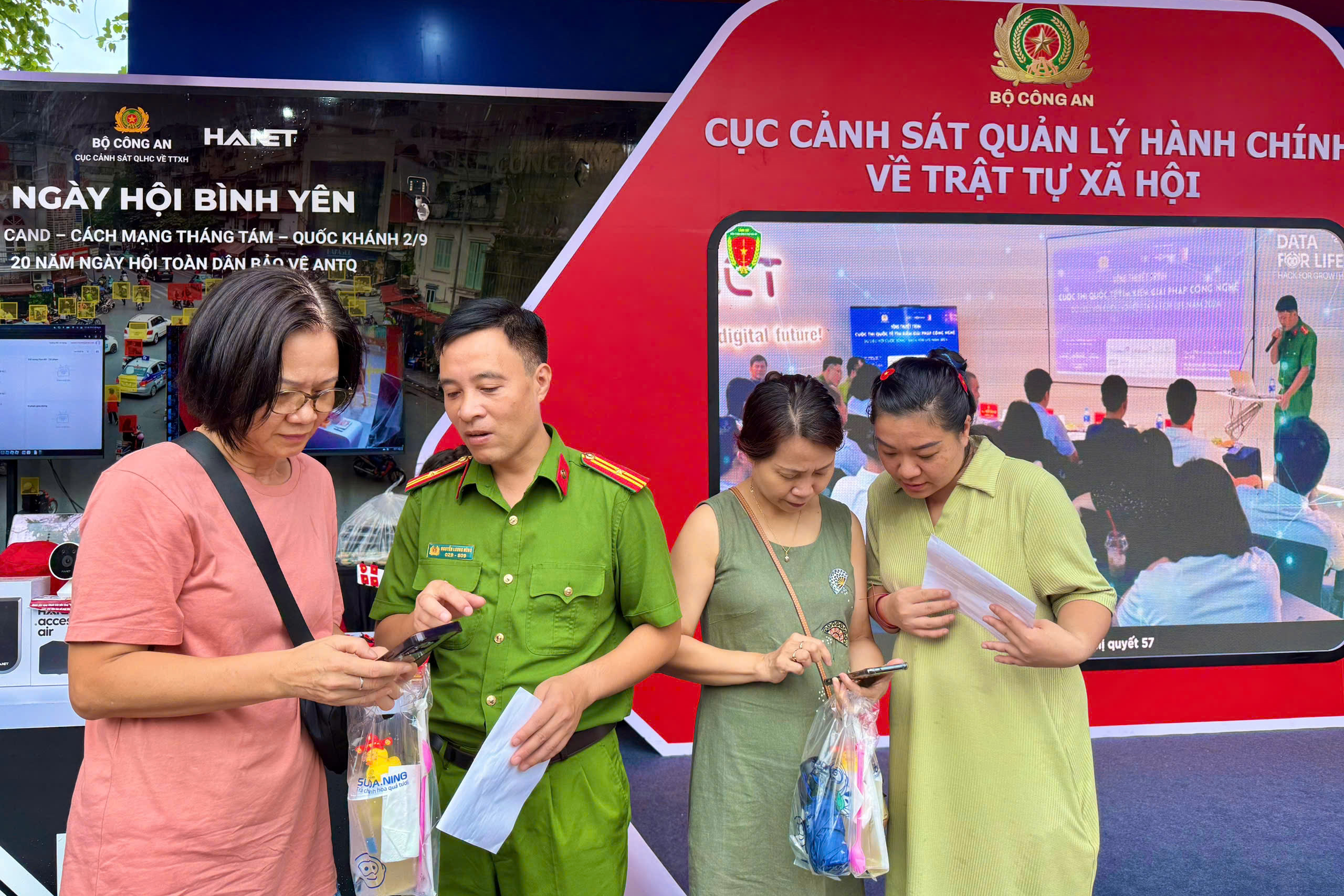 Bộ Công an hướng dẫn cách nhận 100.000 đồng, khuyến cáo cảnh giác các hành vi lừa đảo- Ảnh 1.