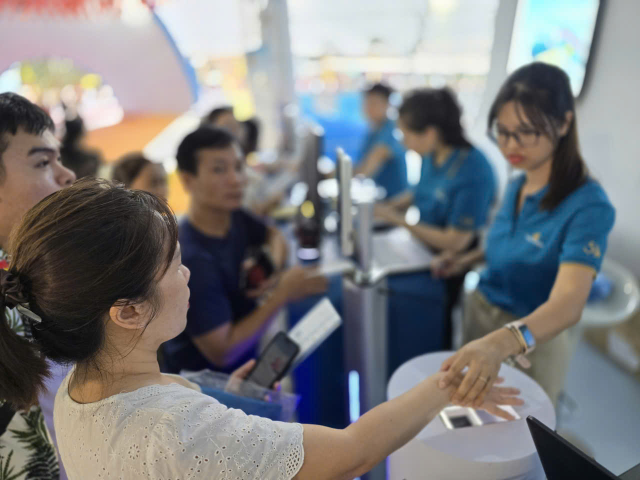 Người dân hào hứng trải nghiệm “Khát vọng bầu trời" ở khu triển lãm hơn 10.000m2- Ảnh 16. Người dân hào hứng trải nghiệm “Khát vọng bầu trời" ở khu triển lãm hơn 10.000m2- Ảnh 16.